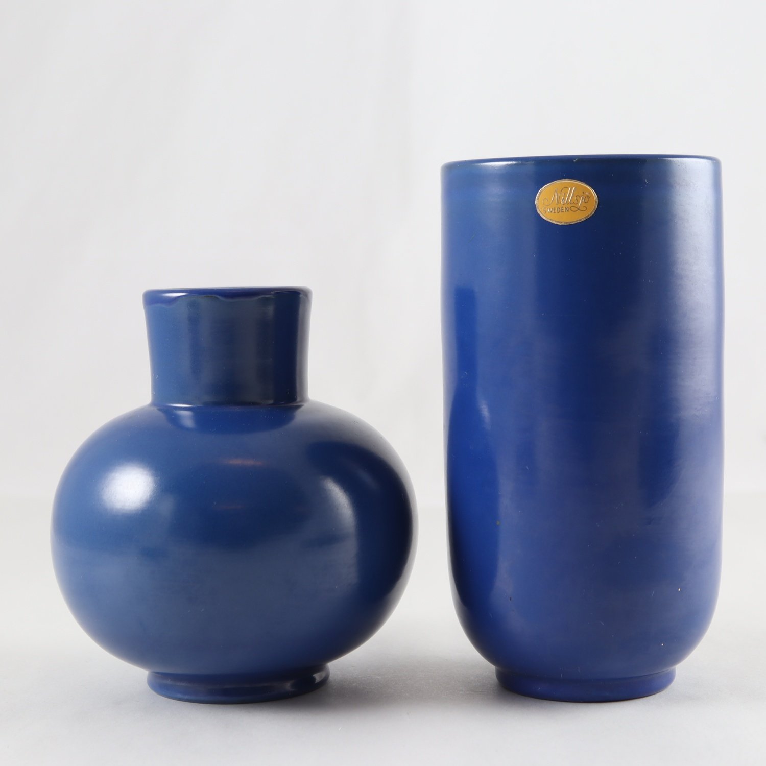 Vaser, blå, lergods, Nittsjö, 1900-talets mitt, 2 st. Samfraktas ej.
