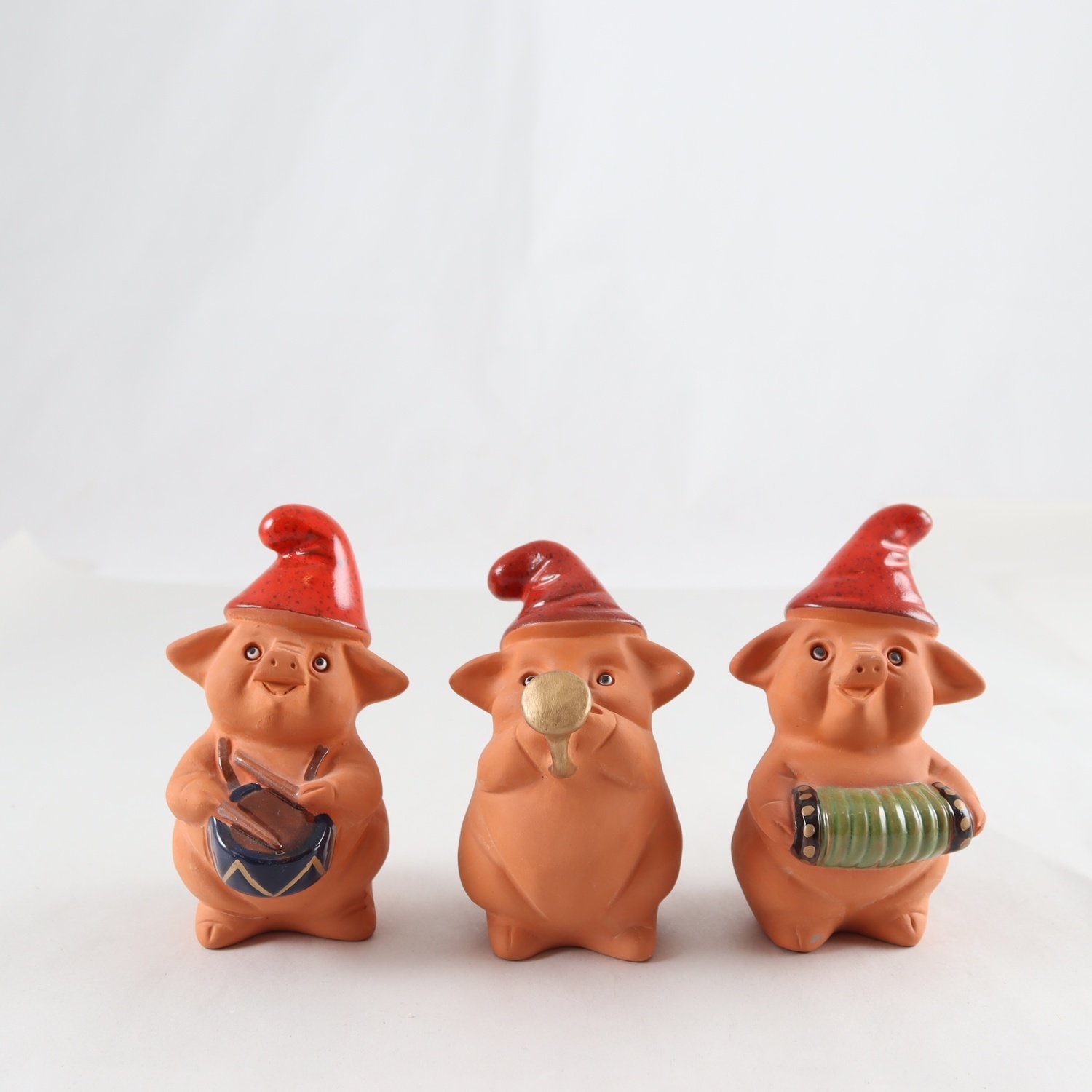 Figuriner i keramik, julgrisar, Rolf Berg, 3 st, Jul