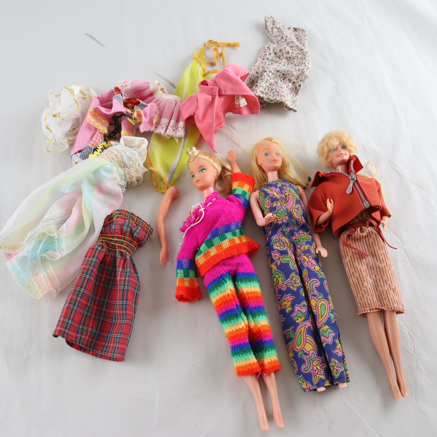 Leksaker, Barbiedockor, 3 st med kläder