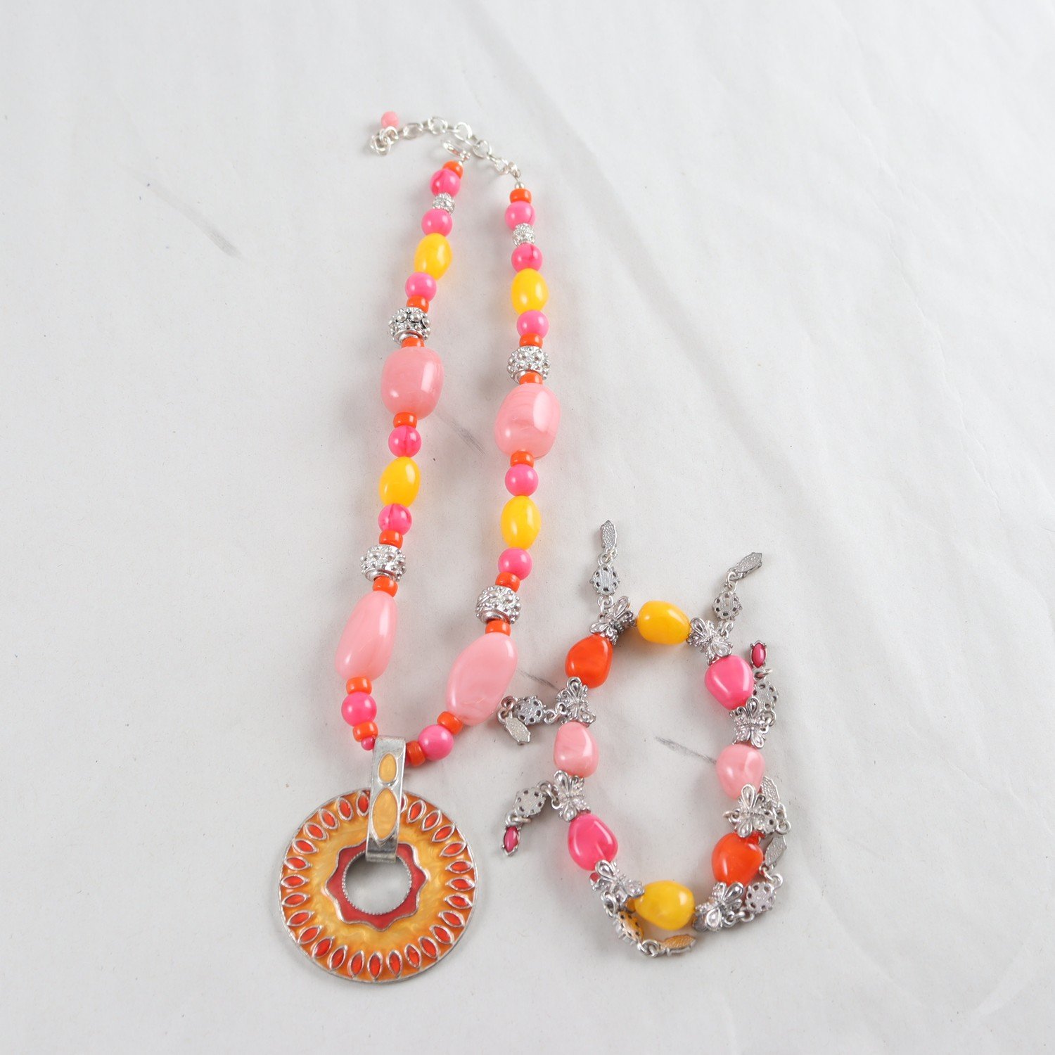 Halsband och armband, vitmetall, rosa, gula stenar, emaljerat hänge, 2 del