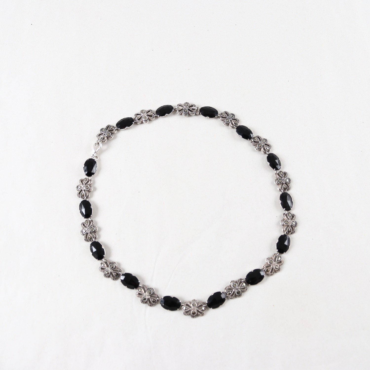 Halsband, Silver 935 med svarta stenar och glitterstenar i blommönster