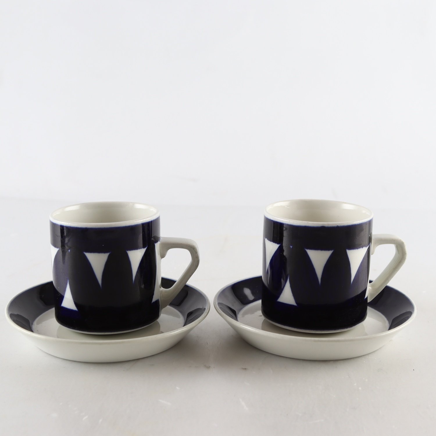 Kaffekoppar med fat, Arabia, ’Sotka’ Design: Raija Uosikkinen, 2 st