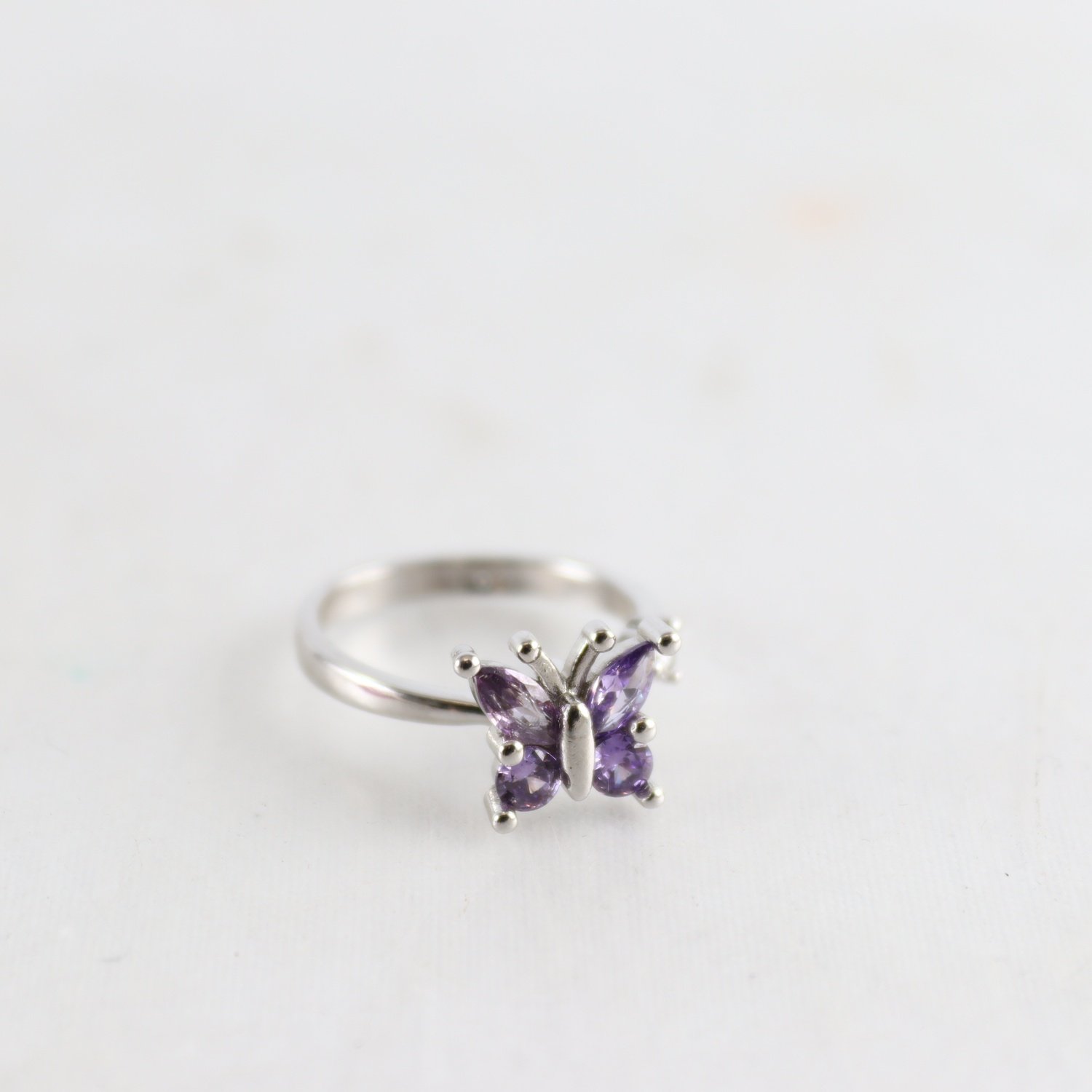 Ring, silver 925, fjäril, lila stenar, brv: 3 g.