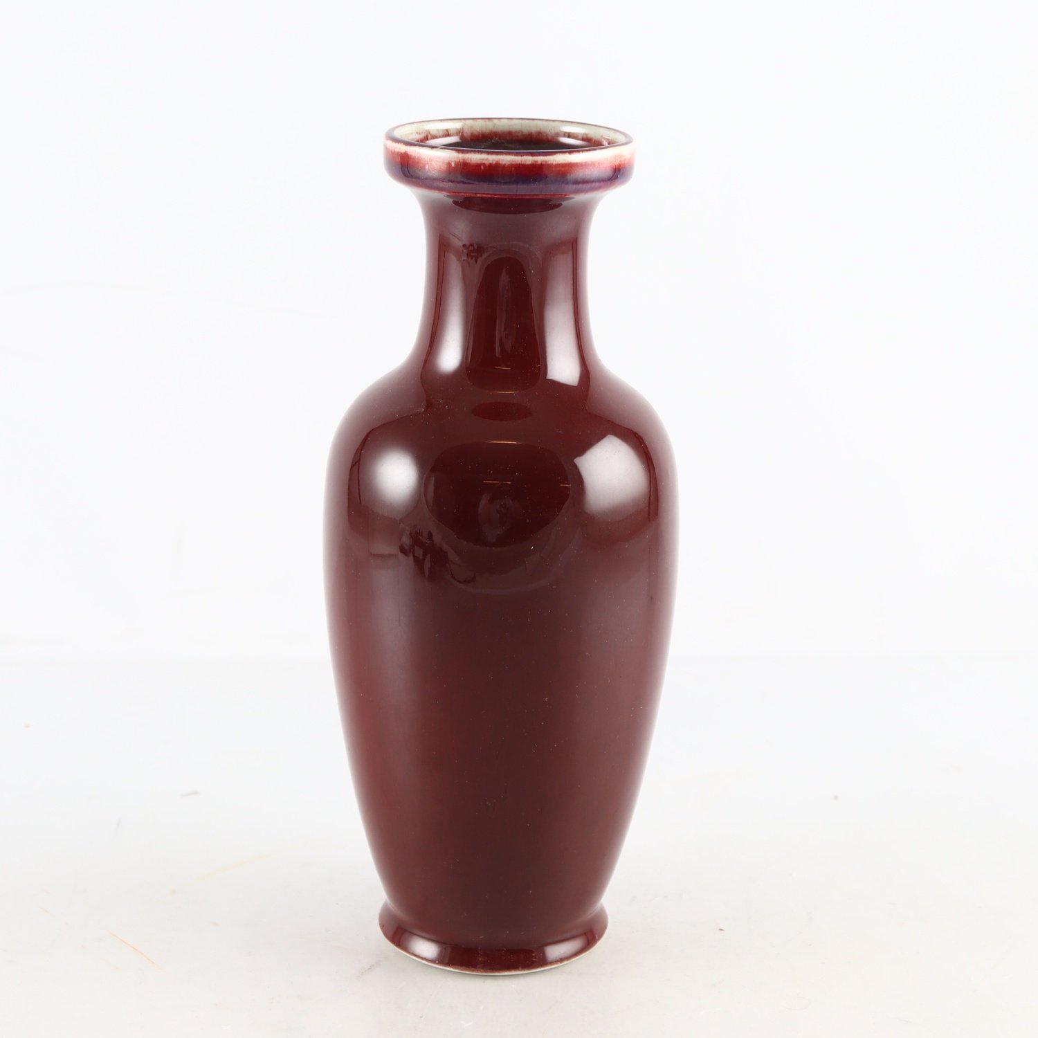 Vas, oxblodsglasyr, tecken på botten av vasen. Gjord i Jindezhen, Kina, Samfr ej