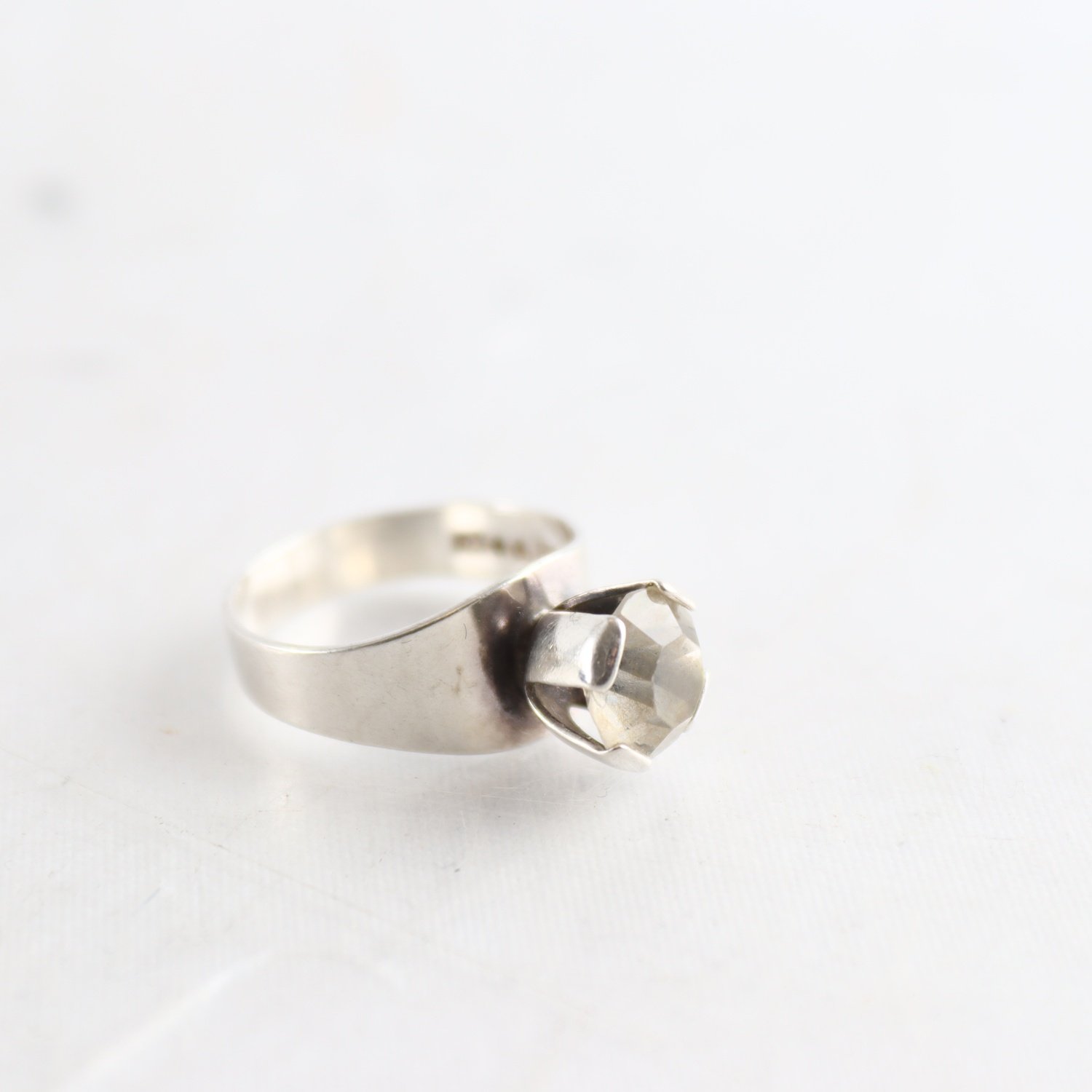 Ring, silver 925, slipad bergskristall, brv: 2,7 g