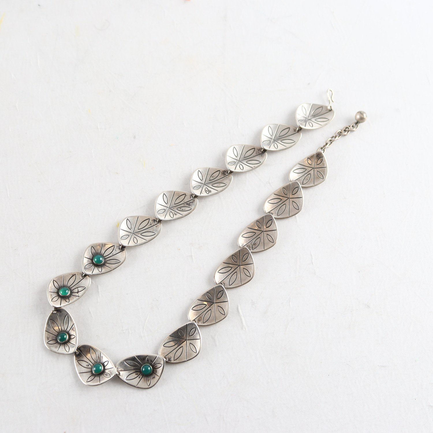 Halsband, collier, silver 835, gröna stenar, G Kaplan brv: 50,1 g