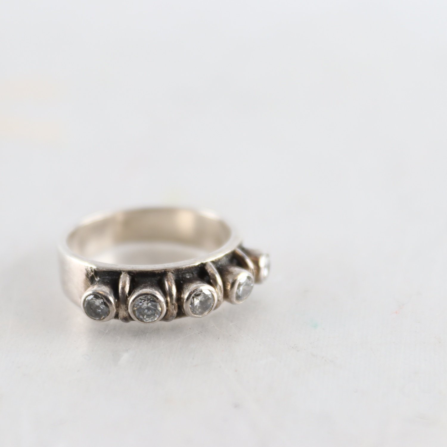 Ring, KUMKUM, silver 925, vita stenar