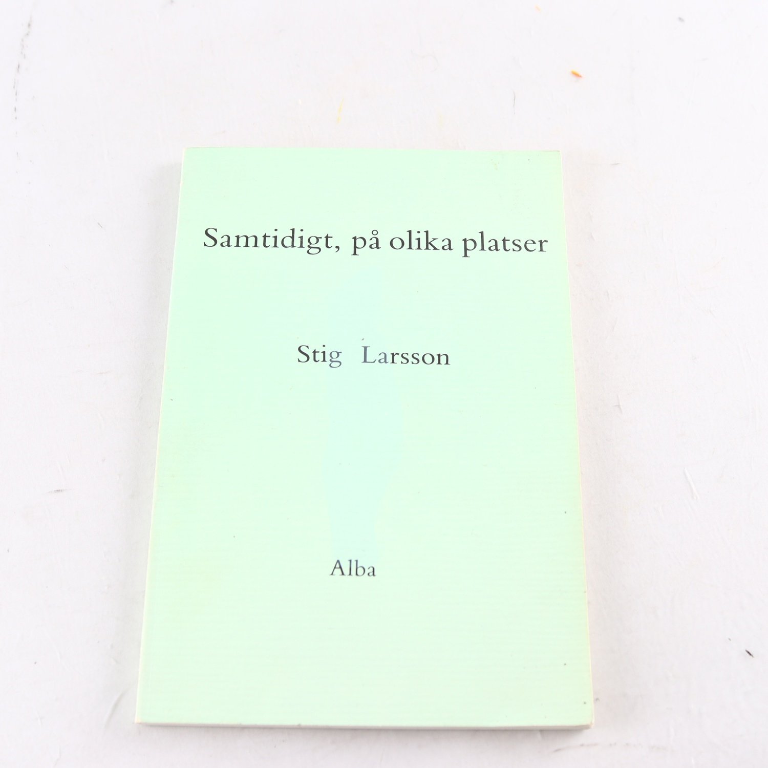 Stig Larsson, Samtidigt, på olika platser (signerad av författaren)