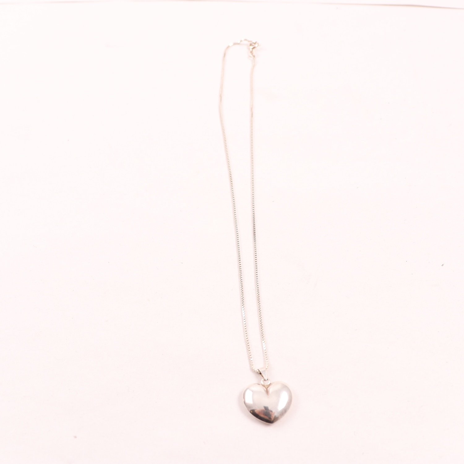 Halsband, silver 925, hjärta, venezialänk, vikt: 3,9 g.