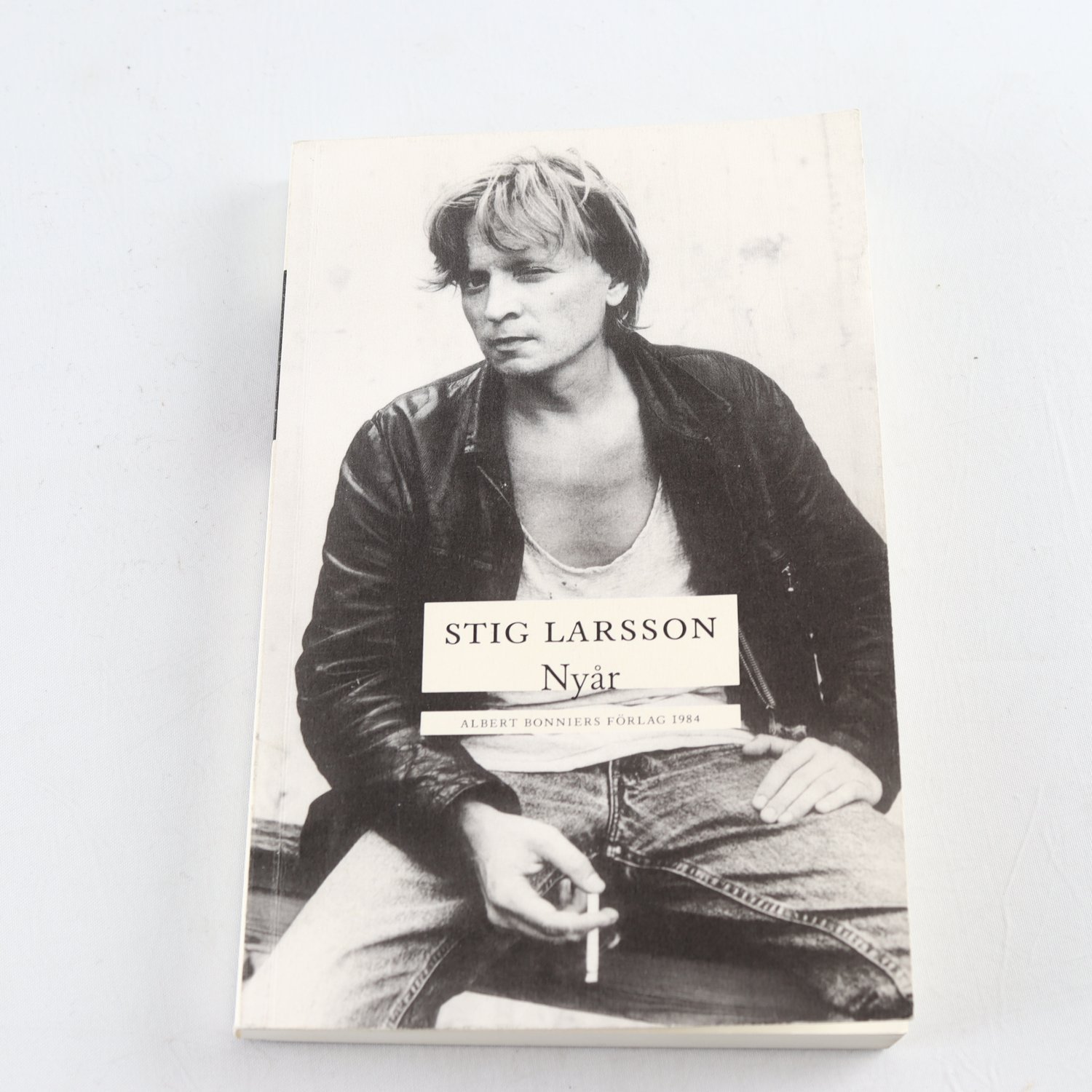 Stig Larsson, Nyår (signerad och dedikerad av författaren)