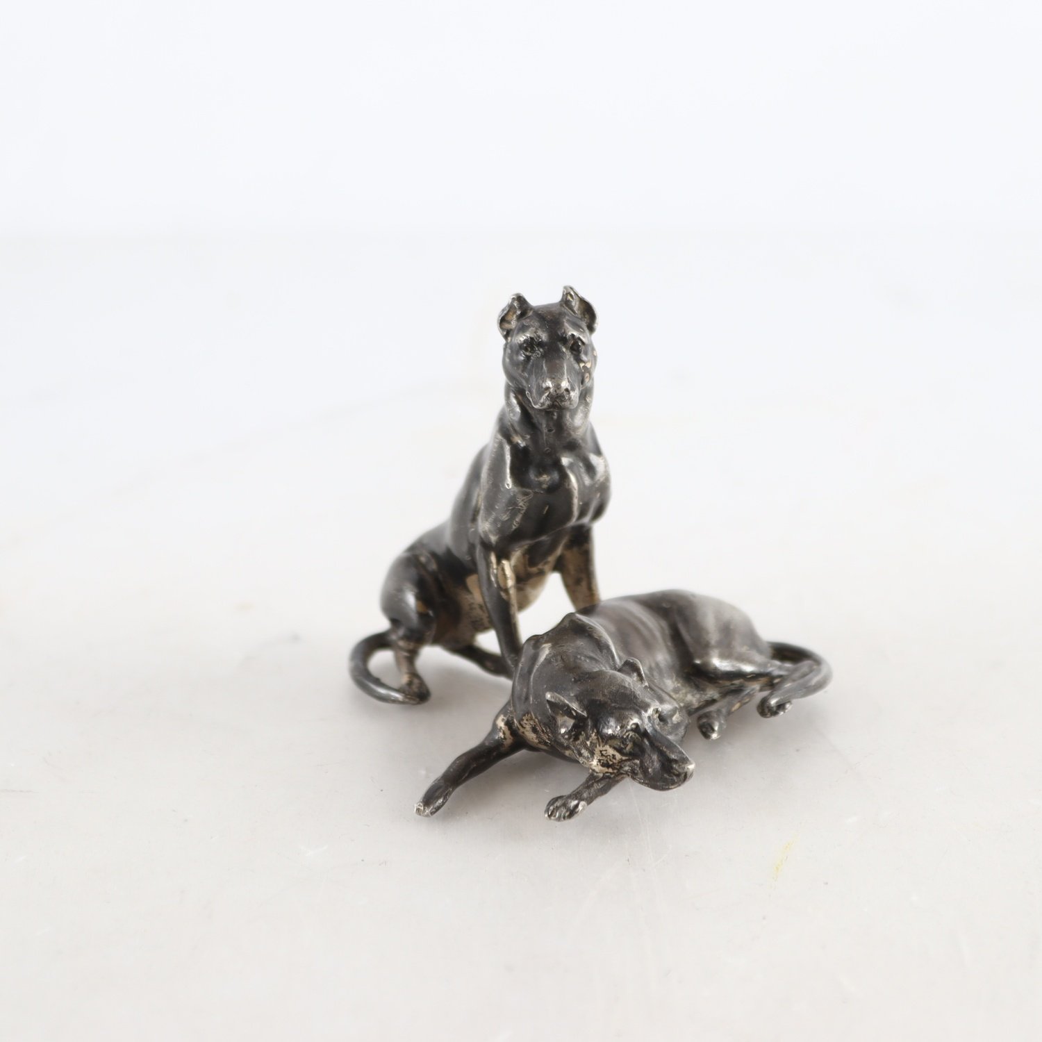 Figurin, förnicklad metall, hundar