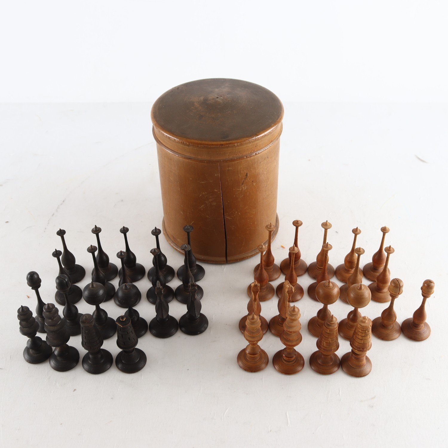 Äldre schackpjäser i trä, komplett