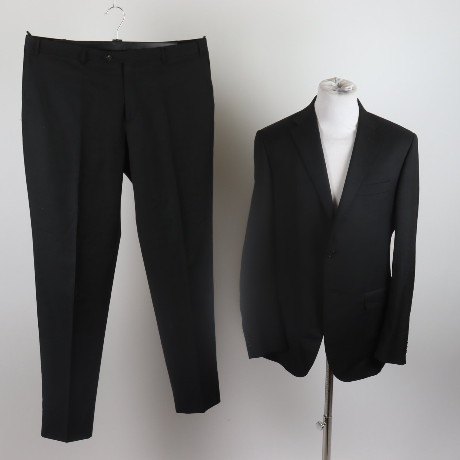 Kostym, Corneliani, Made in Italy, 100 % ull, svart, stl. 54