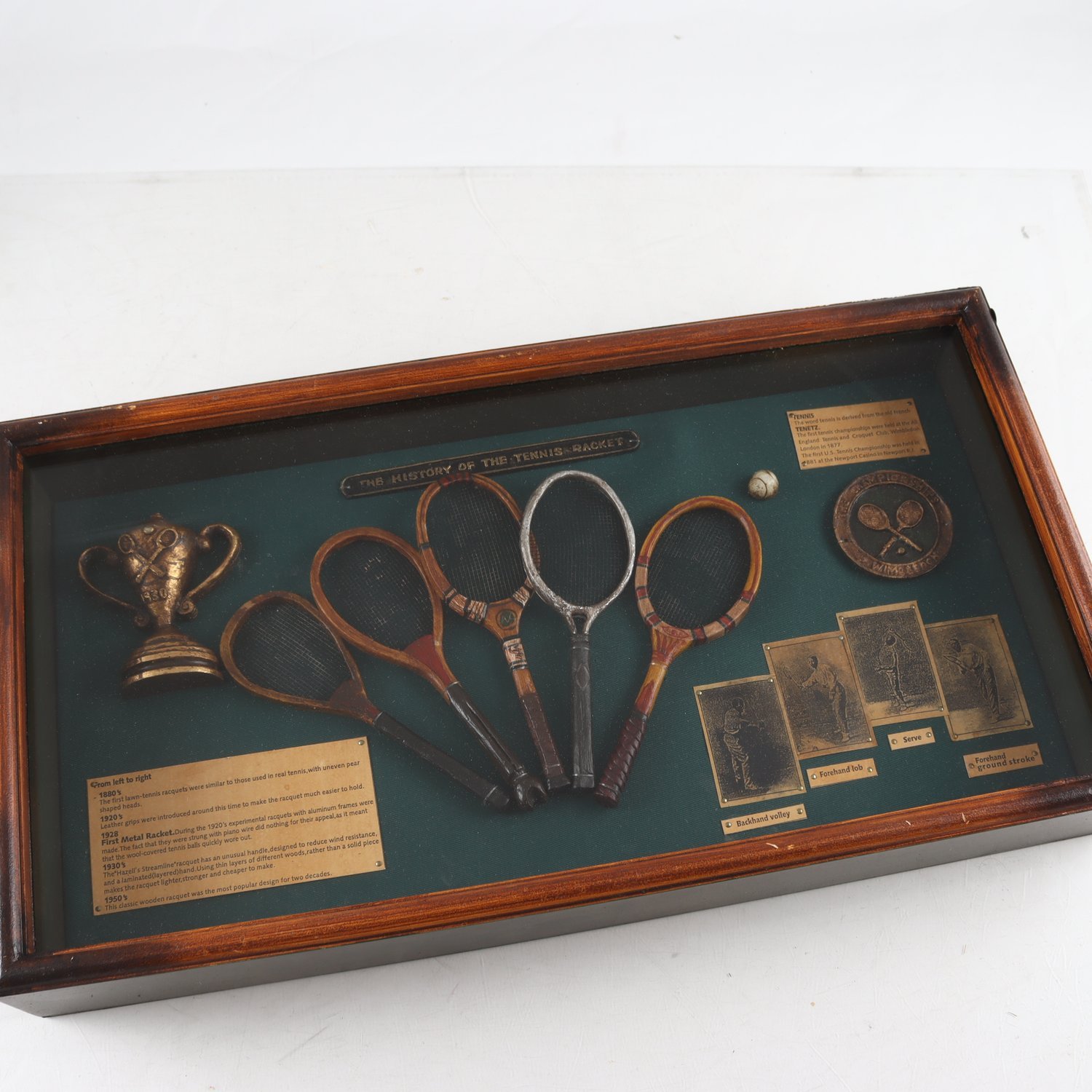 Inramat i box, glasskiva, The history of the tennis racket. Endast avhämtning