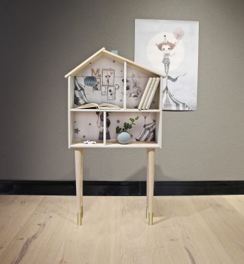 DIY -Skapa en lekfull bokhylla av välanvänt dockhus