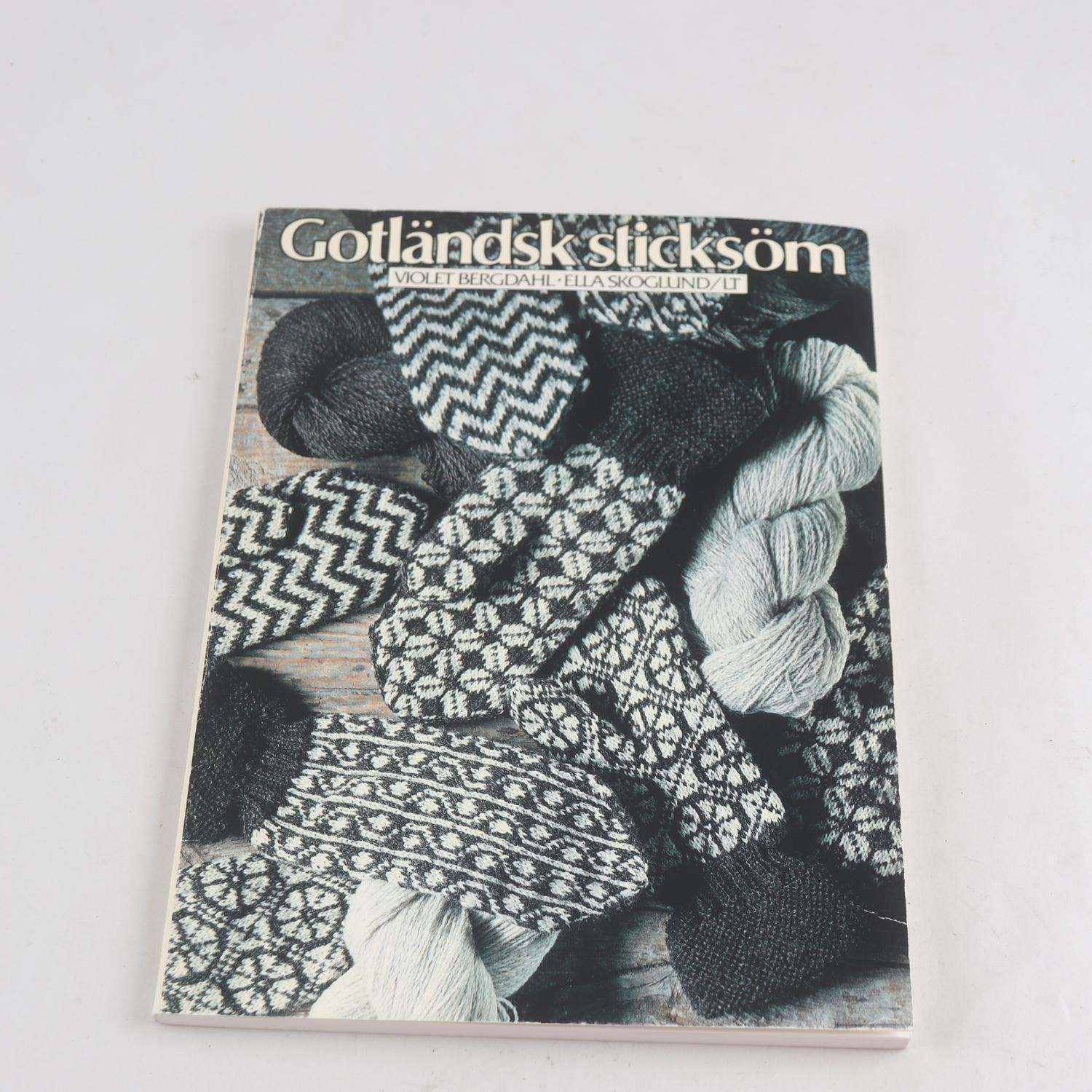 Gotländsk sticksöm, Violet Bergdahl & Ella Skoglund