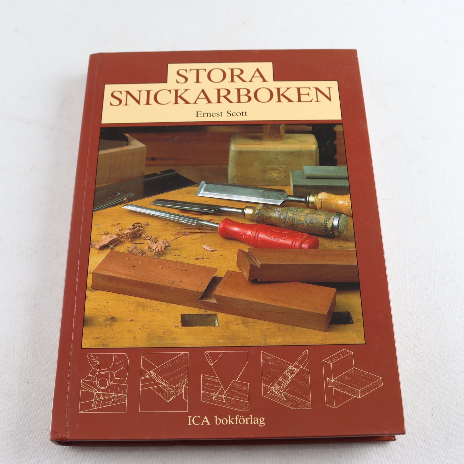 Stora snickarboken, Ernest Scott