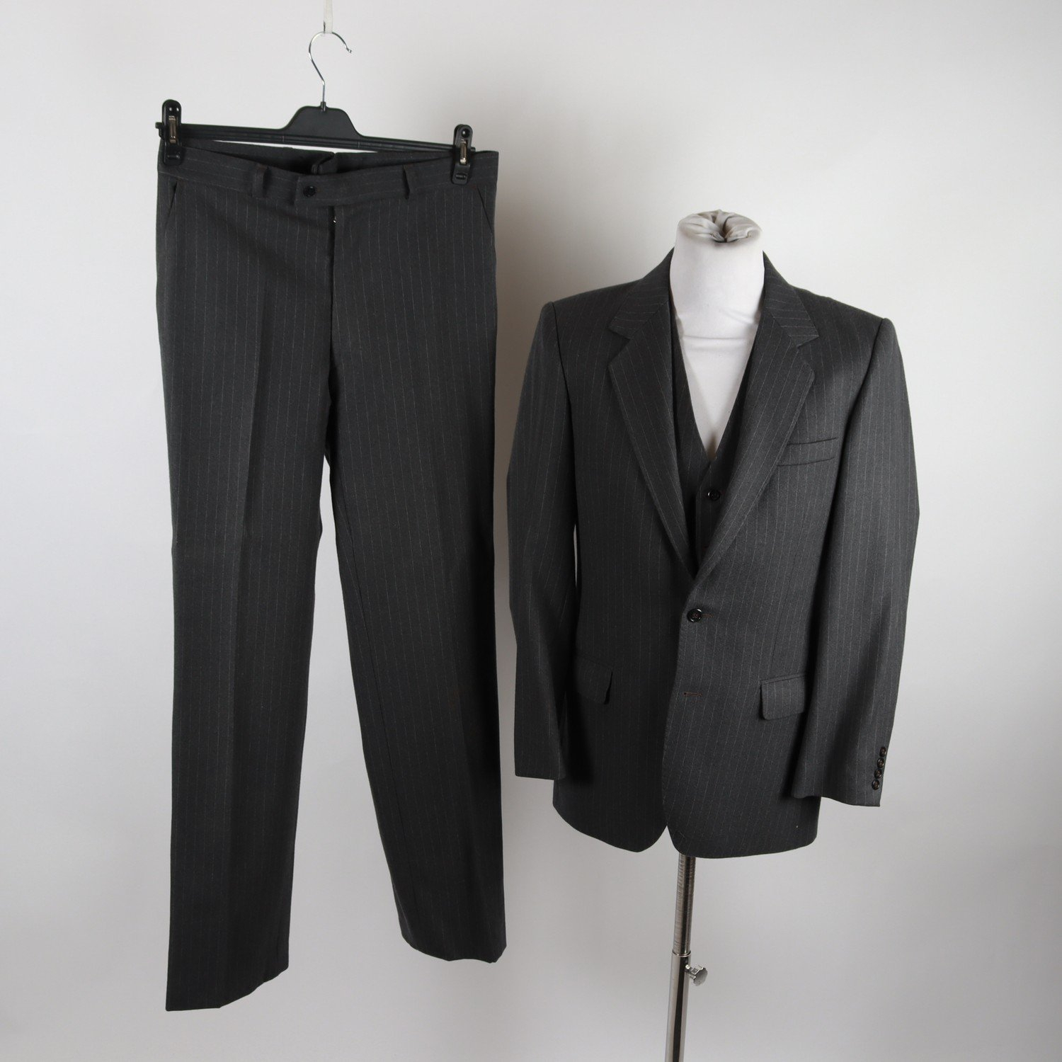 Kostym, H&M, grå, kavaj, väst stl. B 50, byxor stl. B152