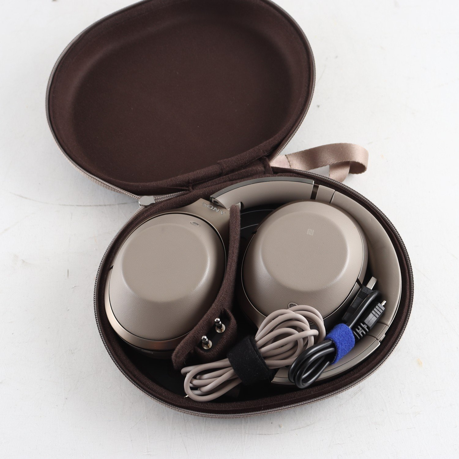 Hörlurar, Sony MDR-1000X