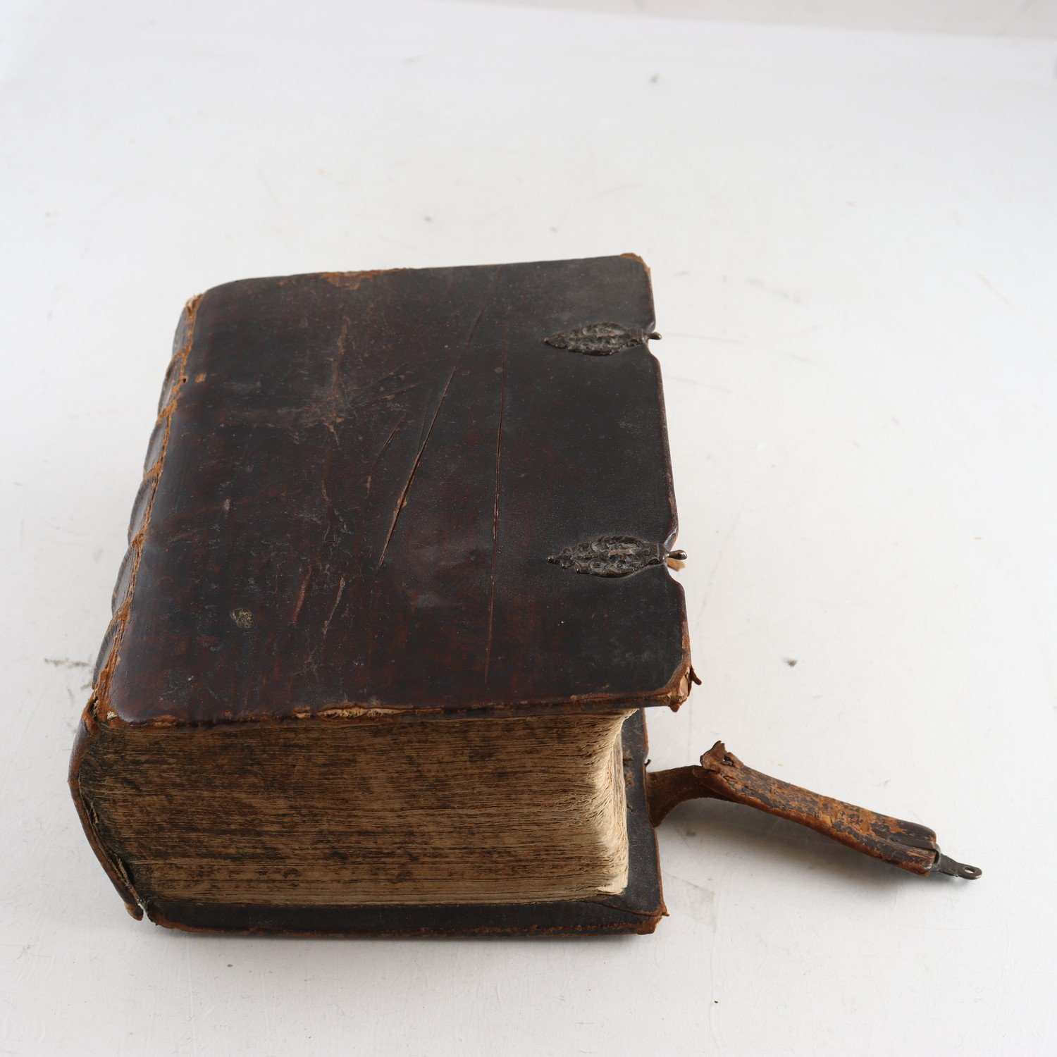 Bibel från år 1800. Samfraktas ej.