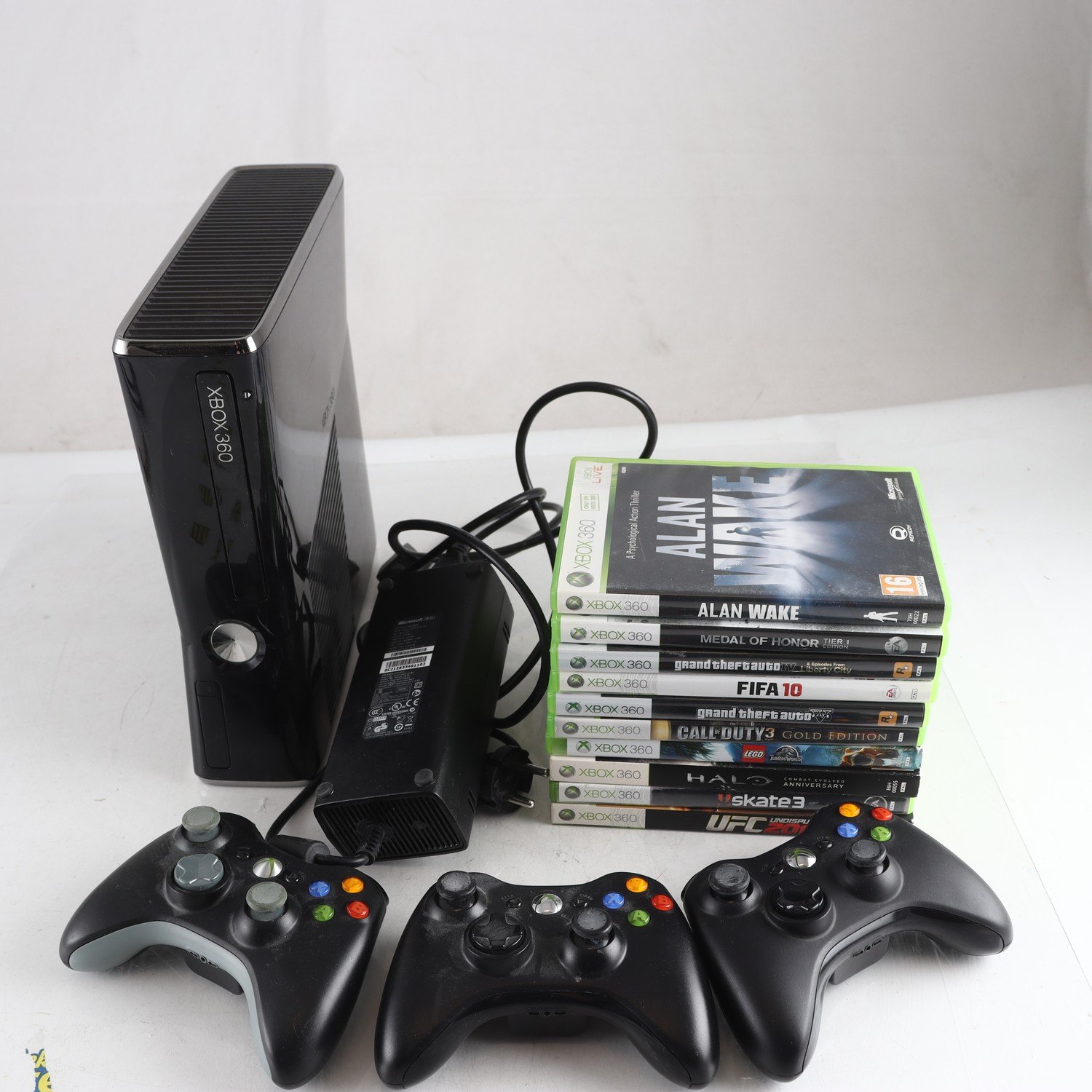 Konsol, XBOX 360, med spel och tillbehör. Samfraktas ej.