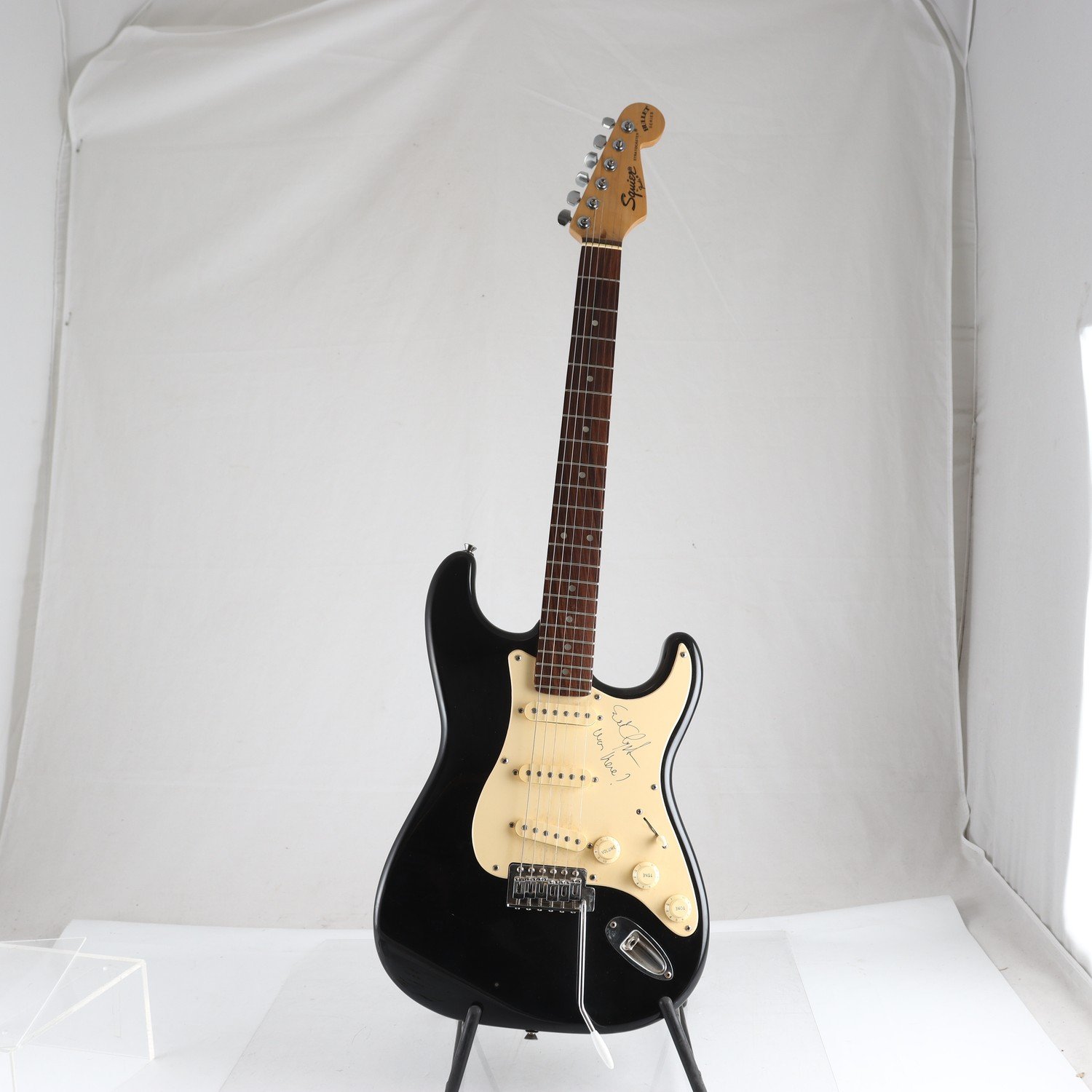 Gitarr, Squier stratocaster, signerad. Endast avhämtning.