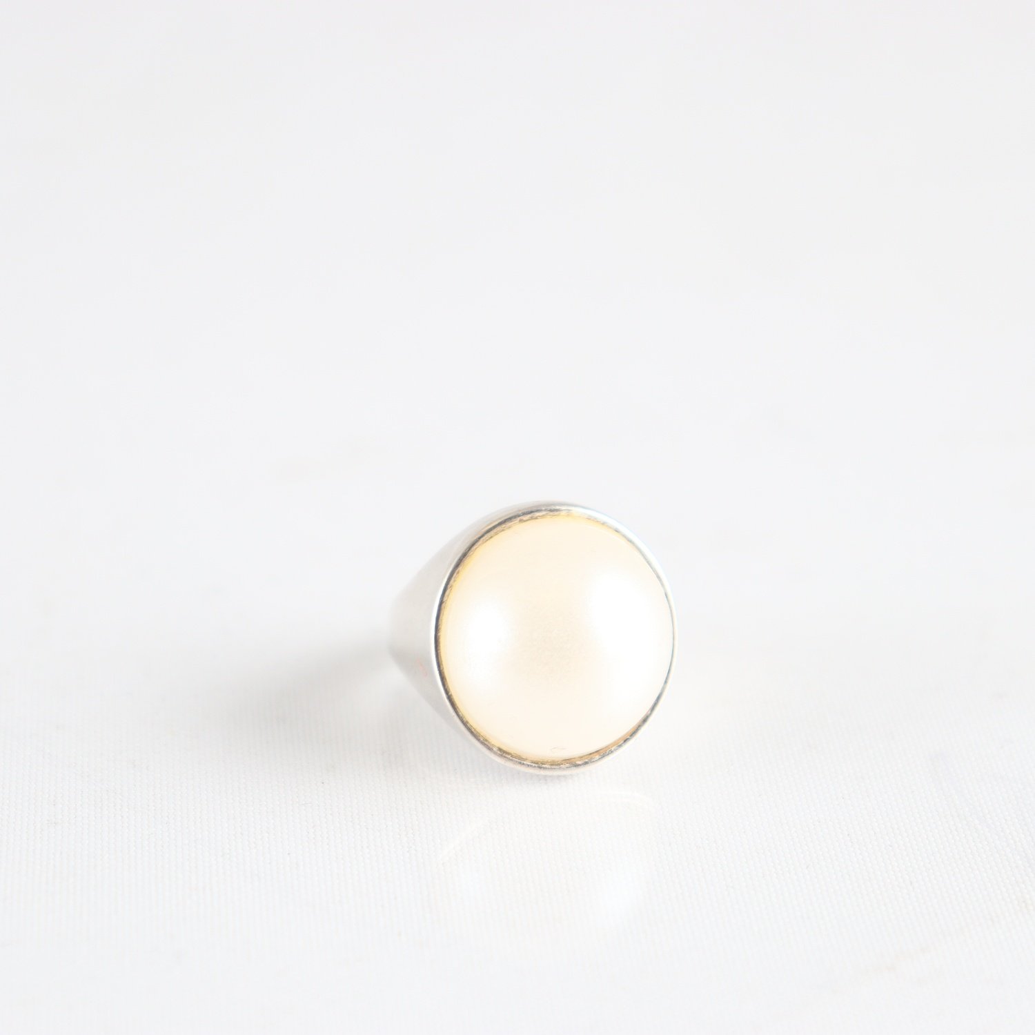 Ring, silver, stor syntetisk pärla, brv: 9,6 g