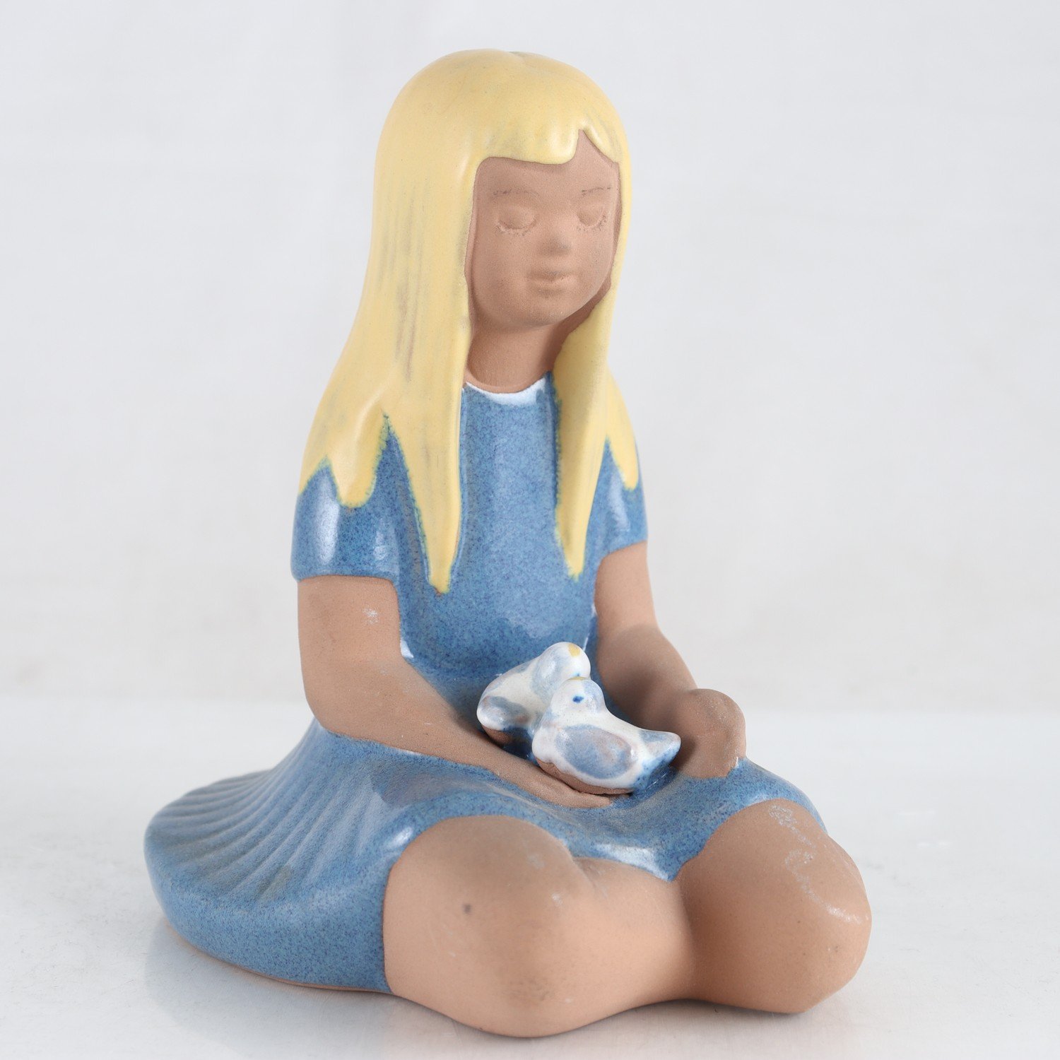 Figurin, flicka med fåglar, keramik, Jie, Grantofta. Samfraktas ej.