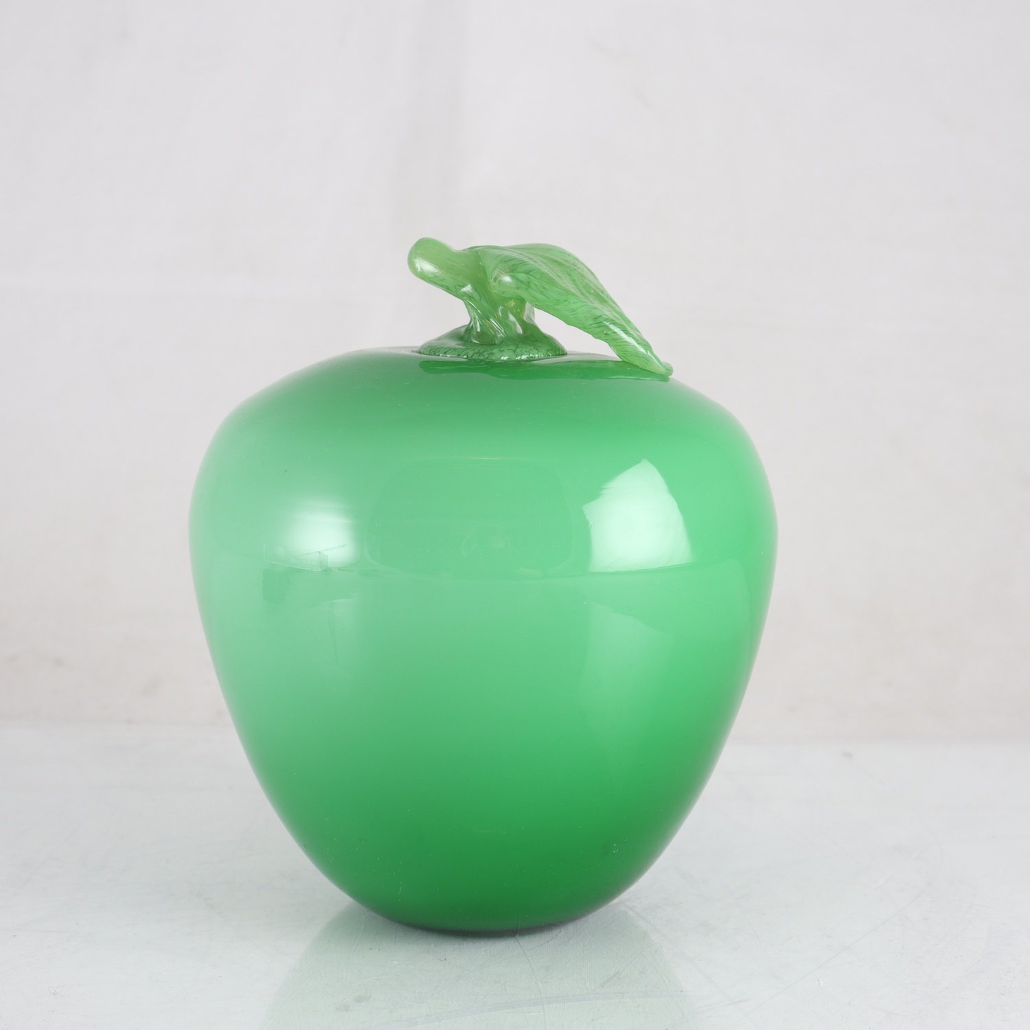 Skulptur, glasäpple, omärkt. Samfraktas ej.