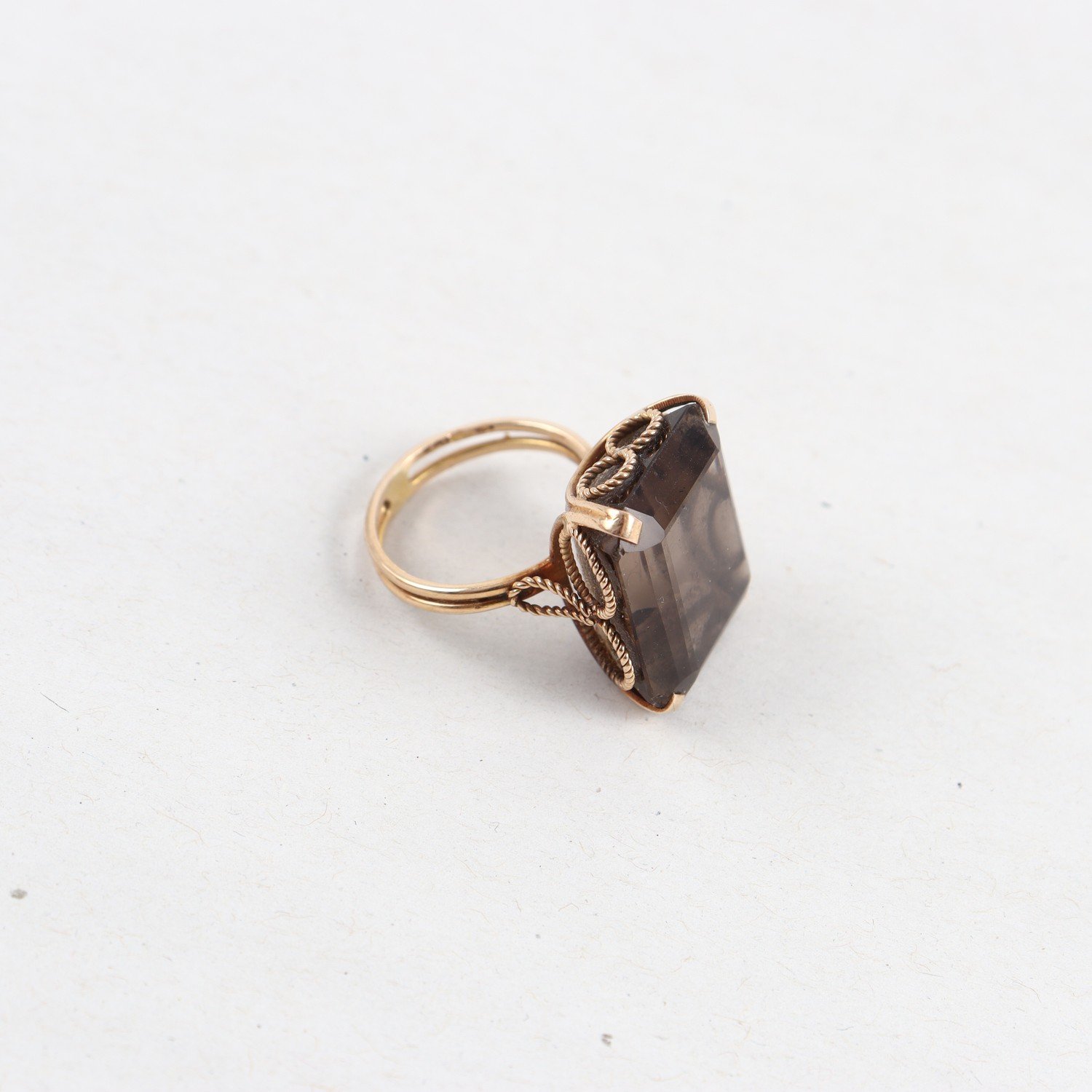 Ring, guld 18k, slipad rökkvarts, brv: 7,6g
