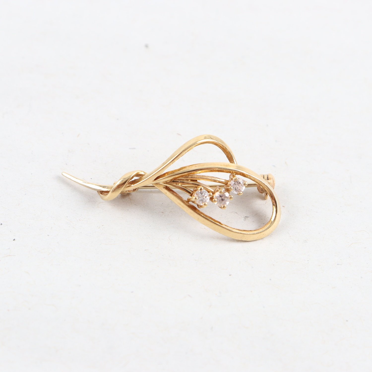 Brosch, guld 18K med stenar, vikt: 3,2g