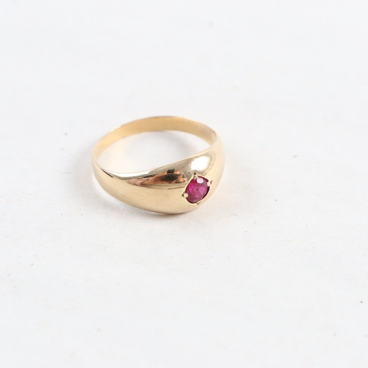 Ring, guld 14K med röd sten, vikt: