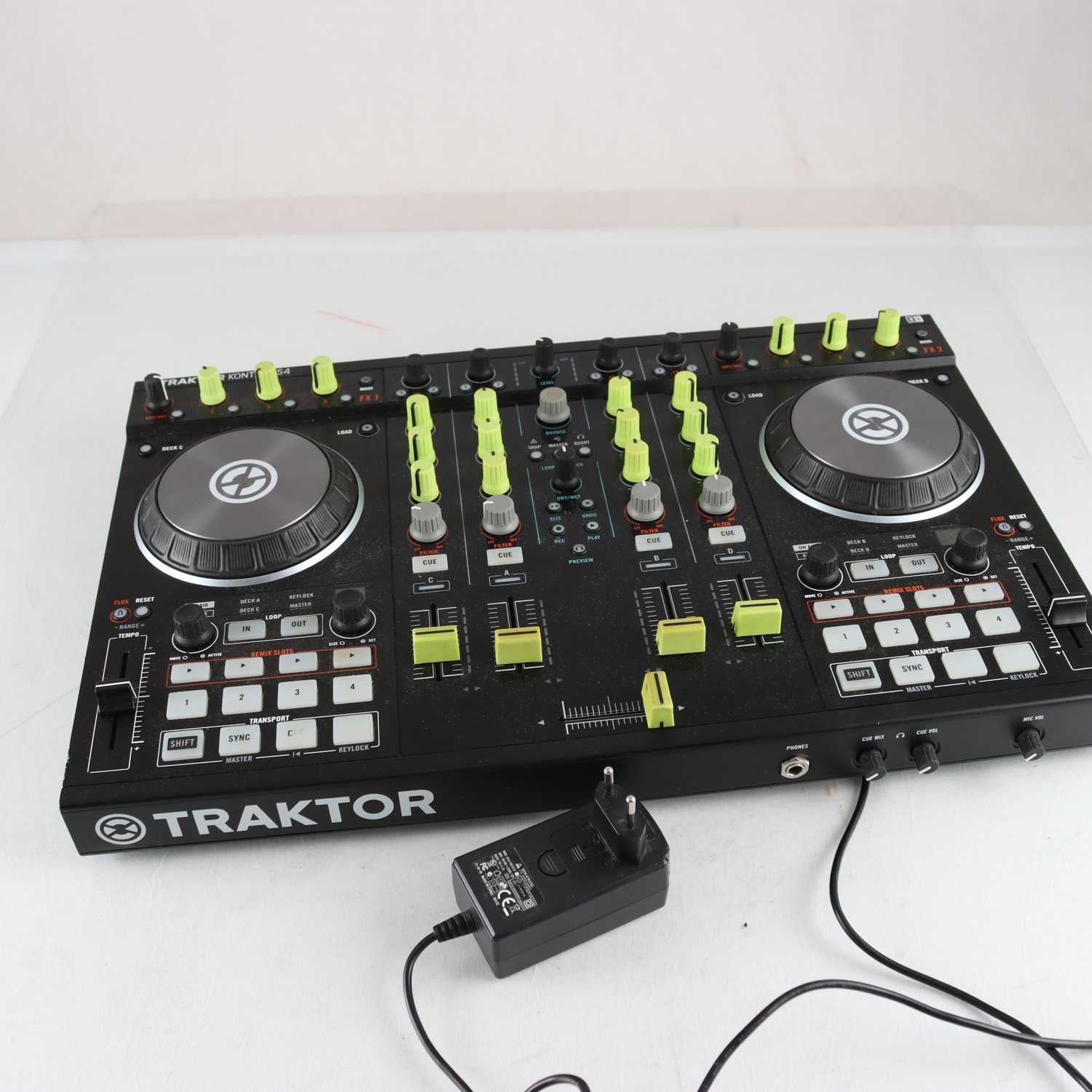Traktor Kontrol S4. Samfraktas ej