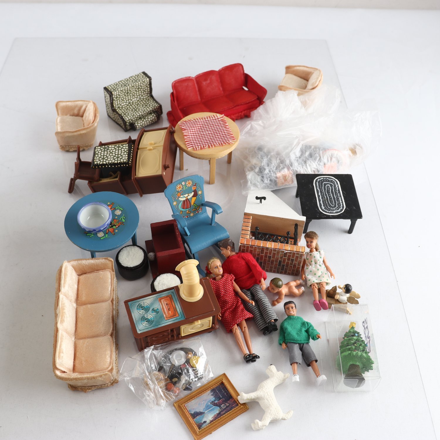 Möbler, Dockskåpsmöbler, lundby mfl, blandat. Endast avhämtning.