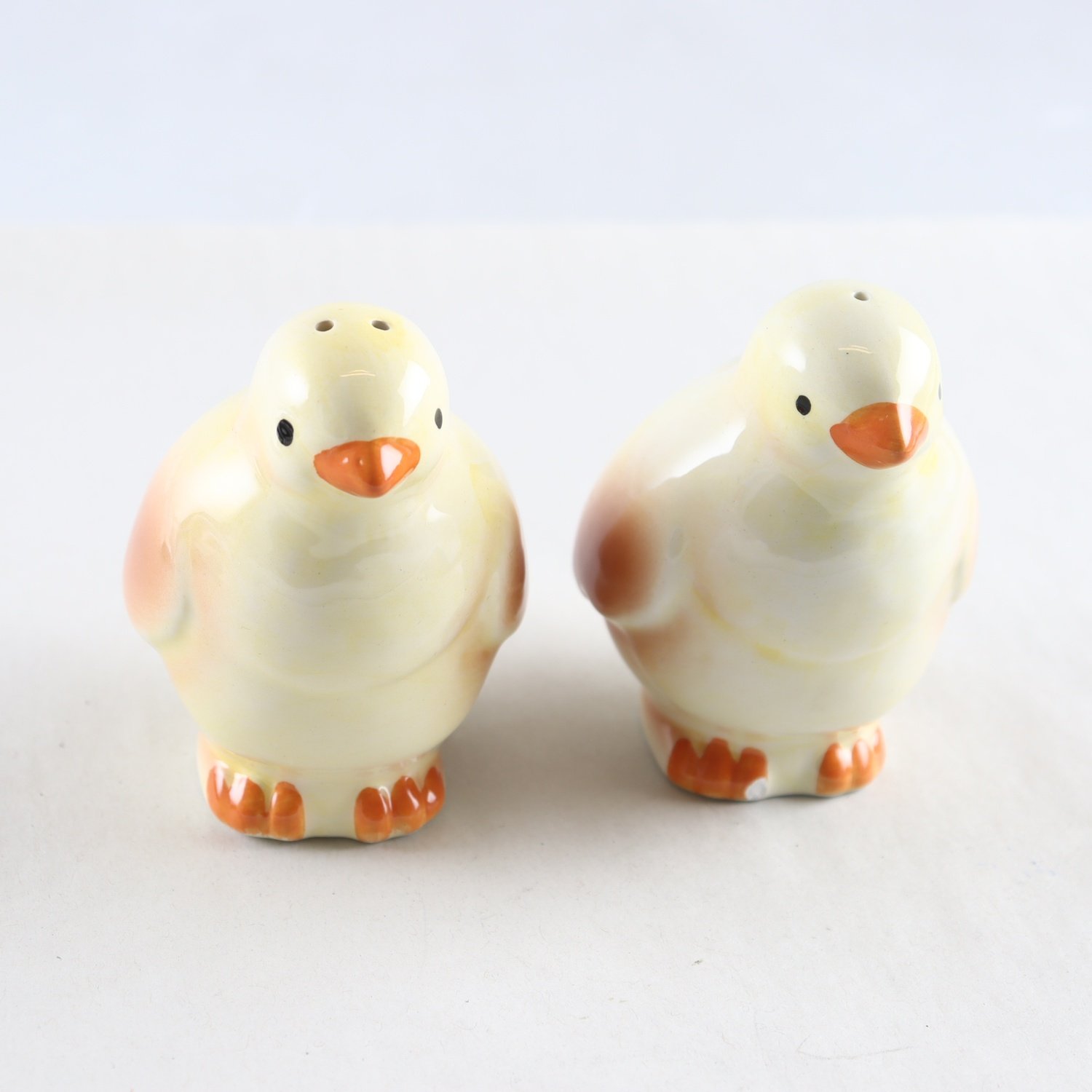 Salt-och pepparkar, kycklingar, påsk, porslin