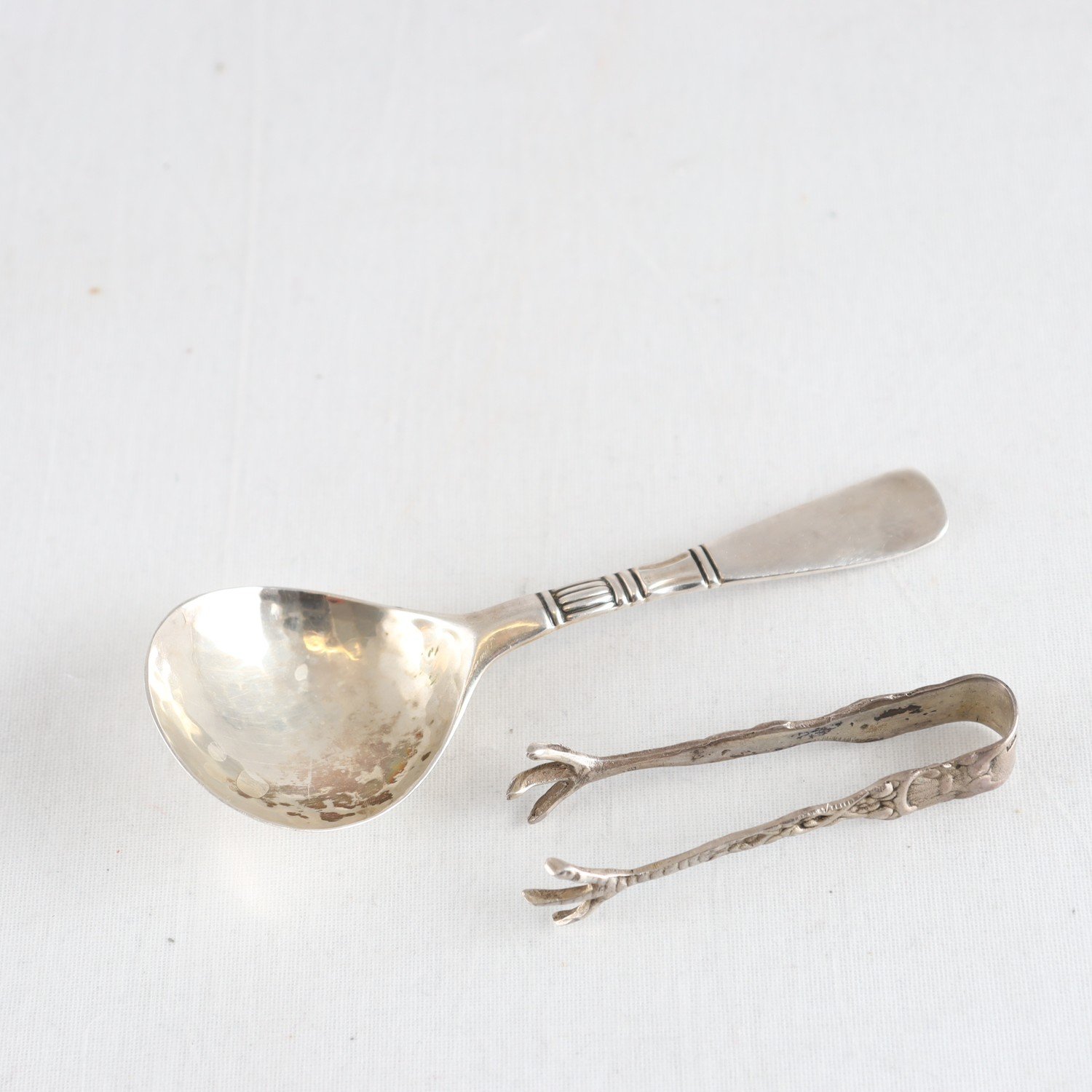 Sockertång, silver, JLH, 1947, samt sockersked, silver, MGAB, 1965
