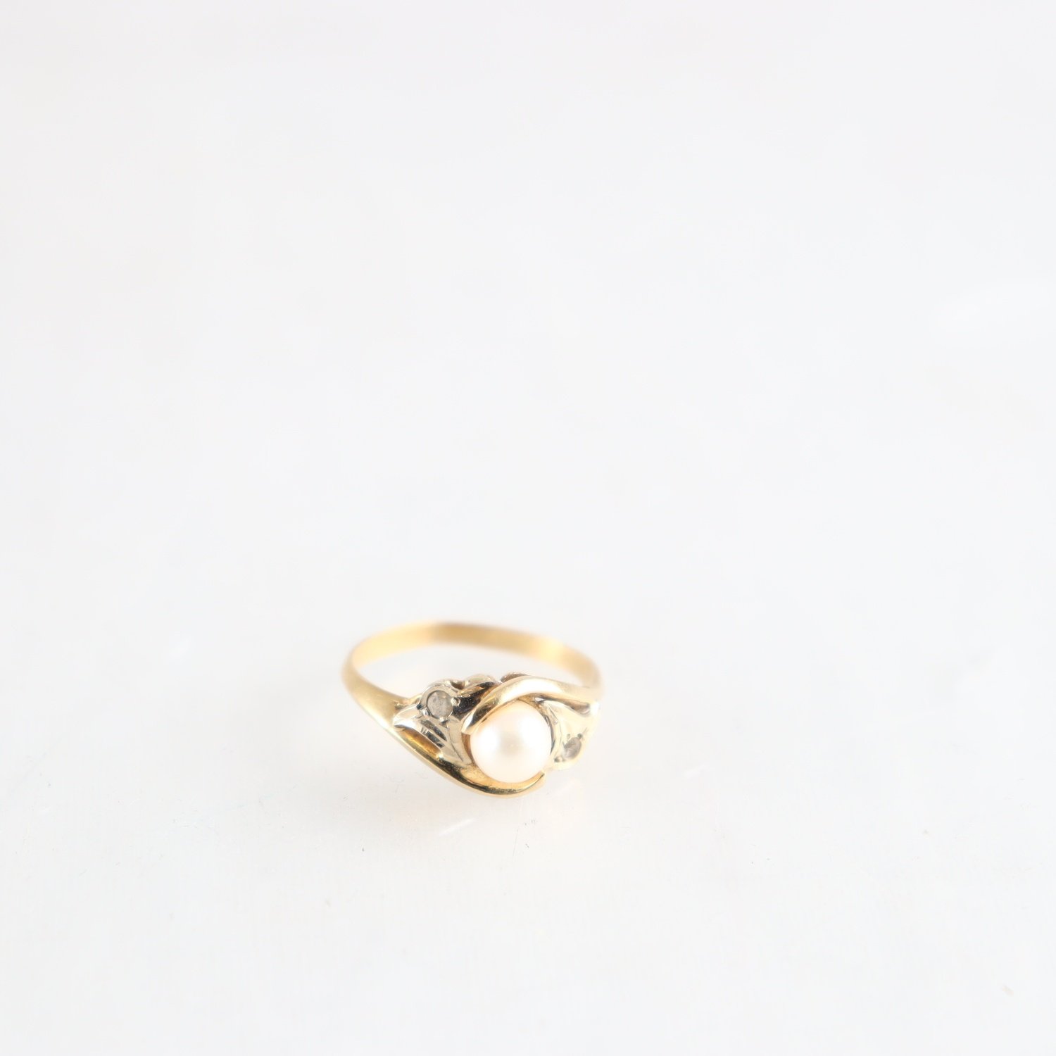 Ring, guld 18K med pärla, 2 stenar, brvikt: 2,8 g