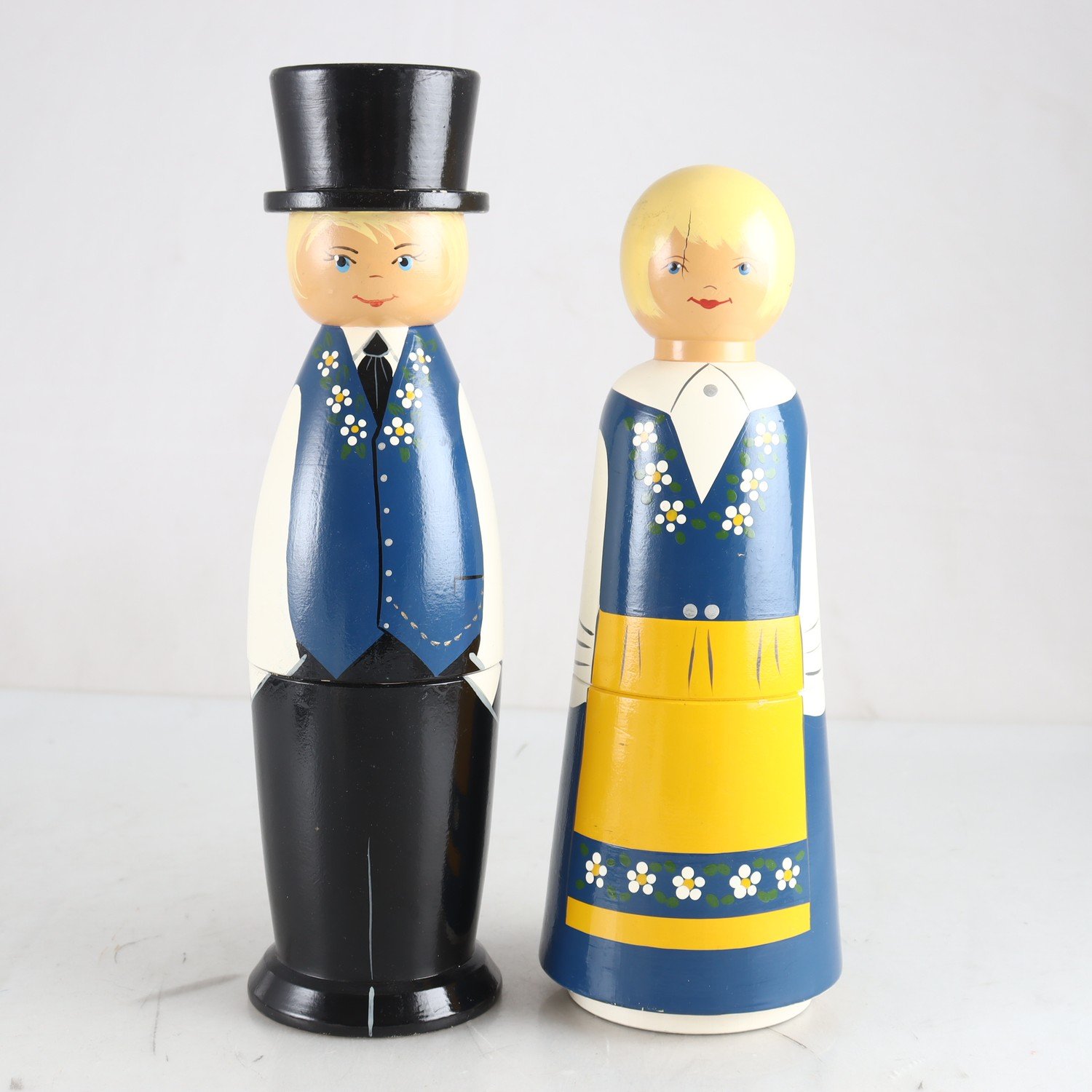 Paret träfigurer i Sverigedräkter, Aja trä, Uppsala
