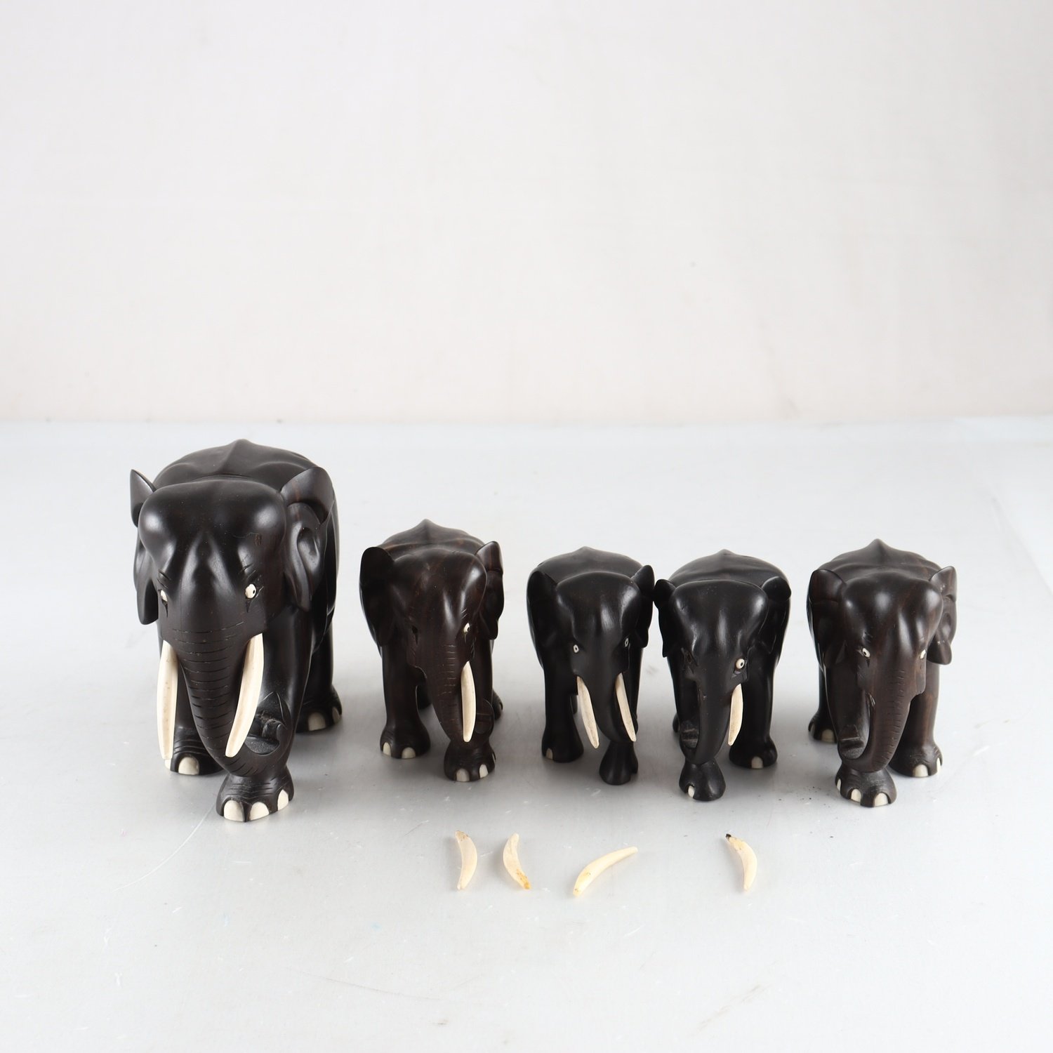 Figurin, Elefant, handskuret trä, 5 st. Samfraktas ej.