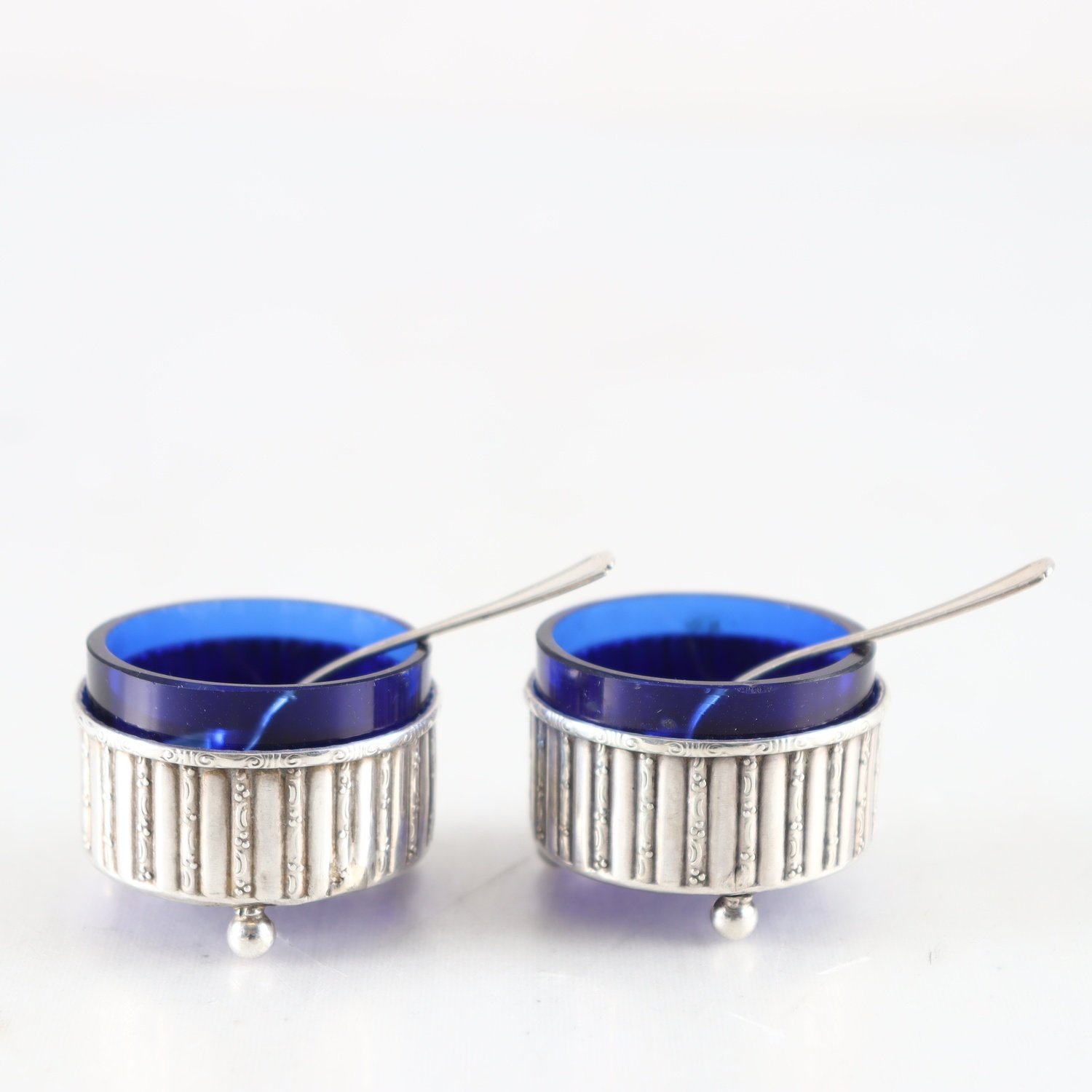 Ett par saltkar, insatser i glas, silver, 830, 2 st. saltskedar sterlingsilver