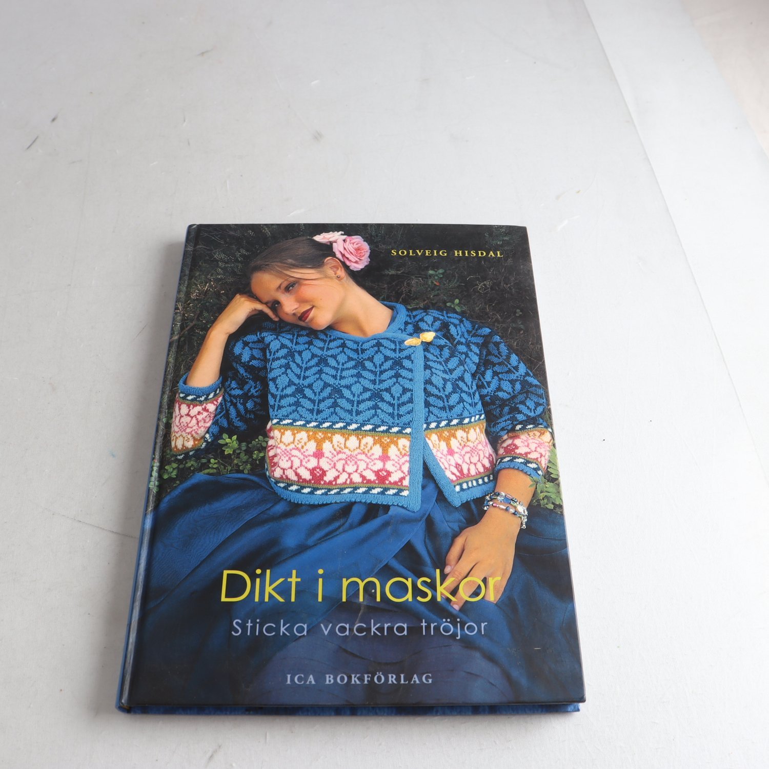 Solveig Hisdahl, Dikt i maskor: Sticka vackra tröjor