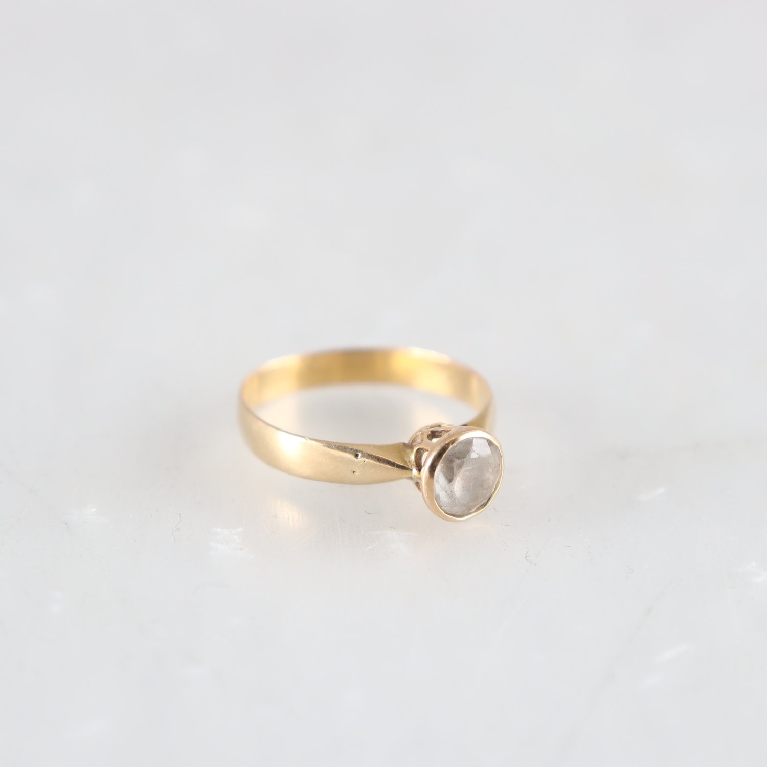 Ring, Guld 18k, Sten, Brv: 2,3 g