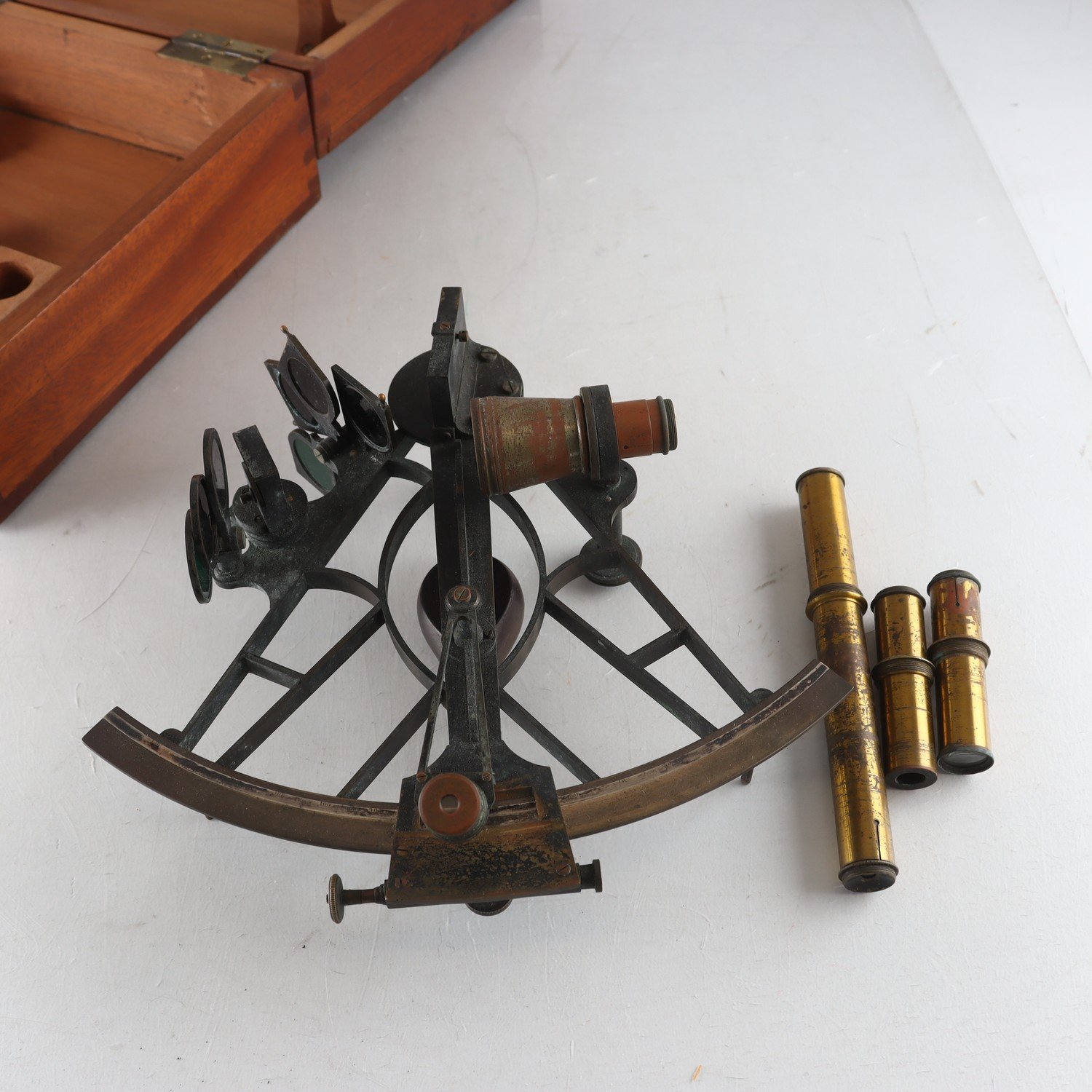 Oktant, i original trälåda, med intarsia, omärkt, 1800-tal. Samfraktas ej.