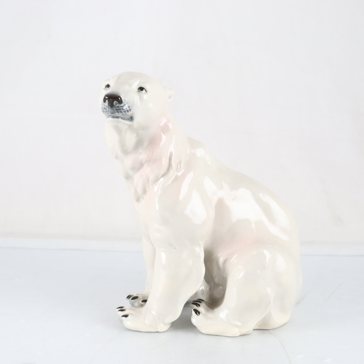 Figurin, isbjörn, porslin. Samfraktas ej.
