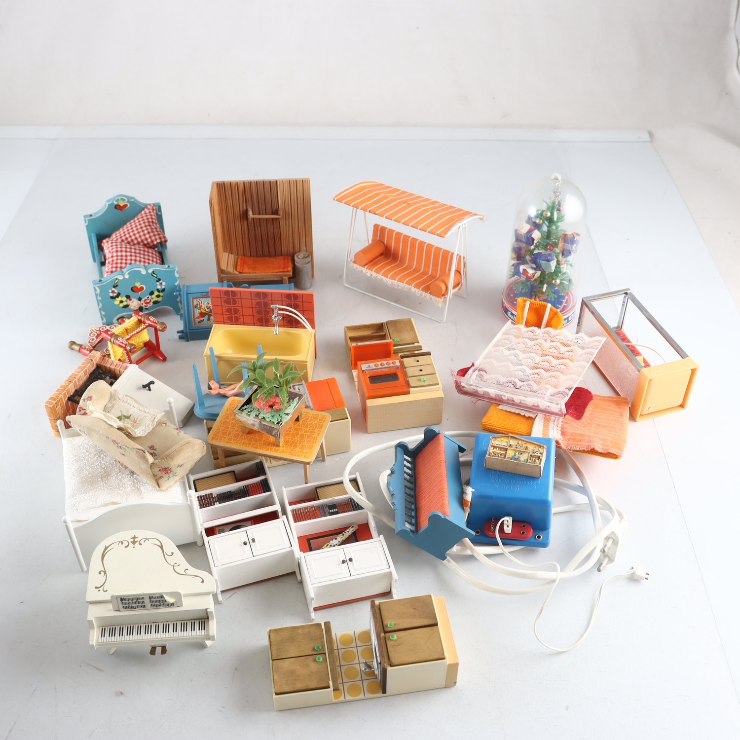 Dockskåpsmöbler, Lundby mfl, blandat. Endast avhämtning.