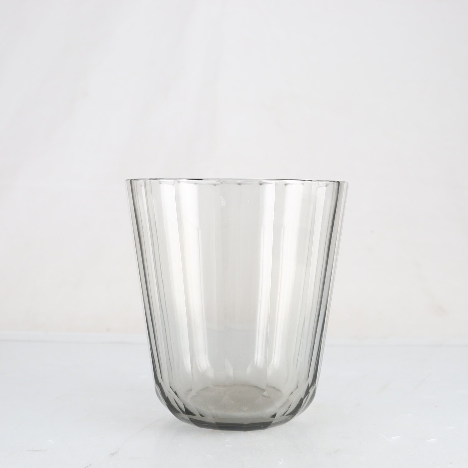 Skål/vas, fasetterat glas, Eda glasbruk, 1931, signerad. Samfraktas ej.