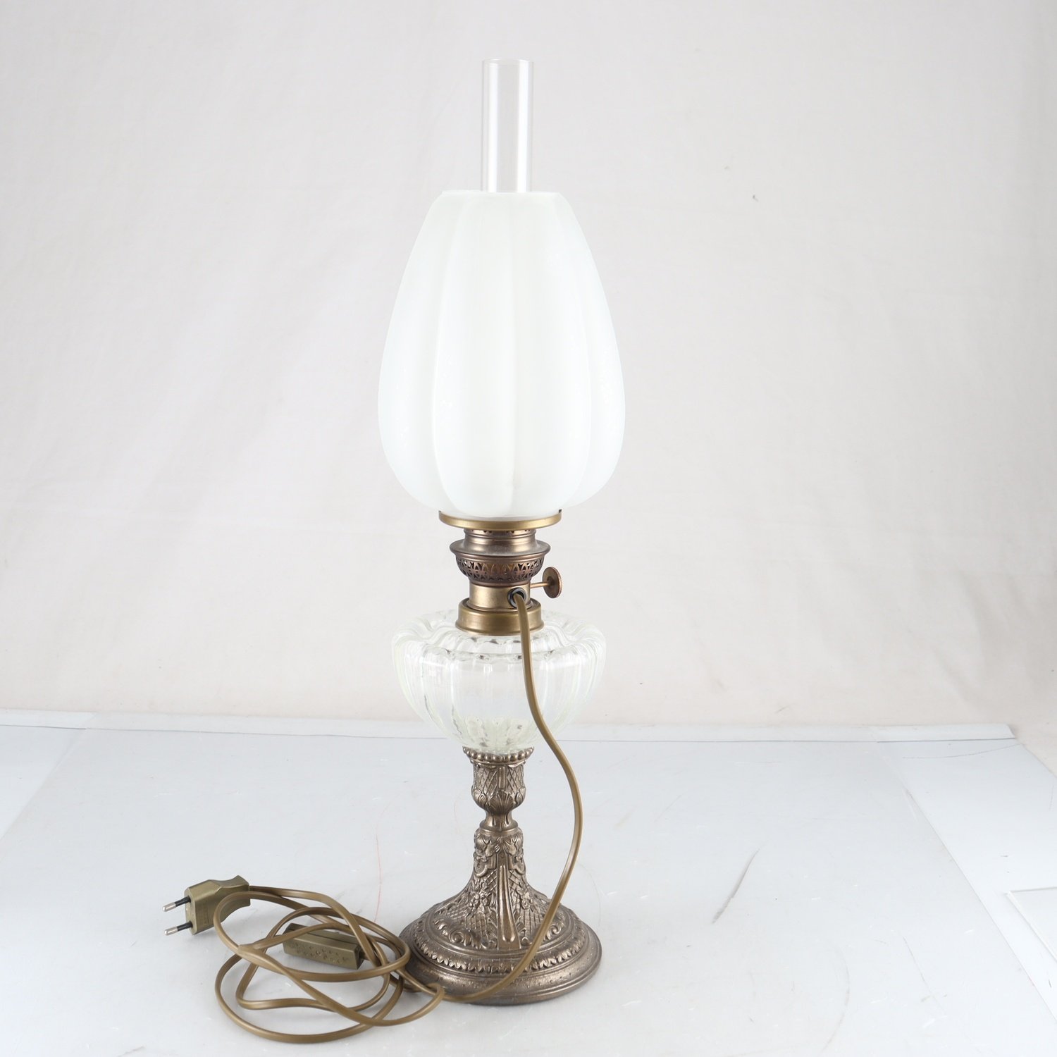 Bordslampa. metall, glas, plast. Endast avhämtning.