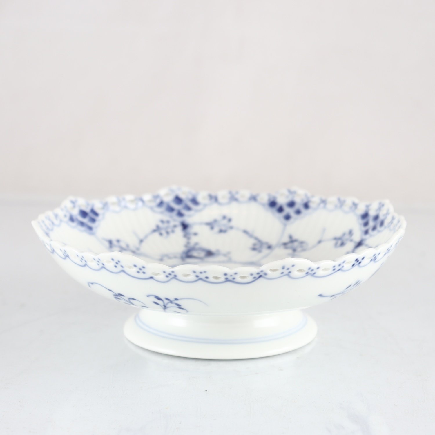 Skål på fot, Musselmalet, helblond, Royal Copenhagen
