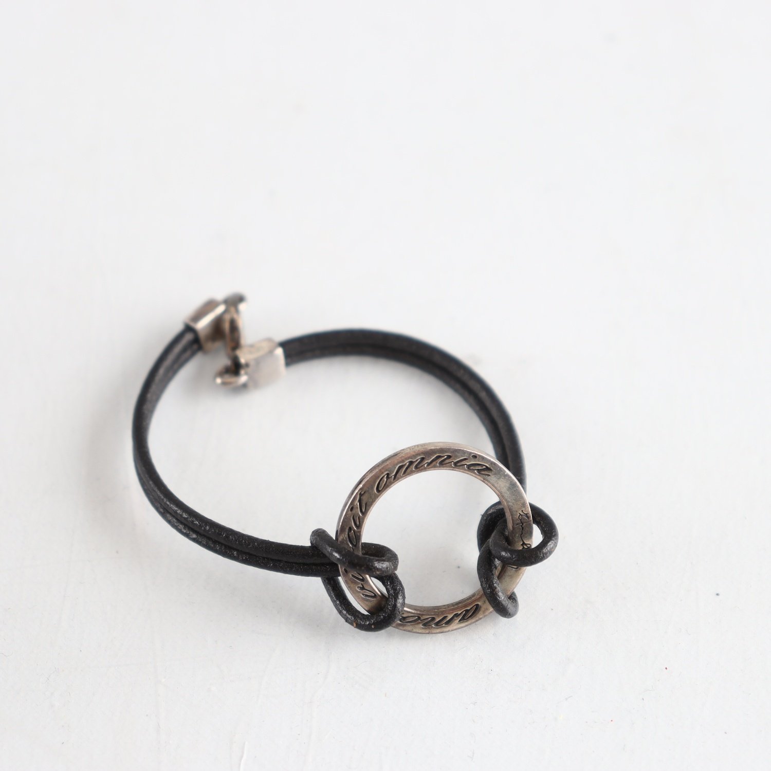 Armband, Efva Attling, ”Amor vincit omnia”, Silver 925, Läder