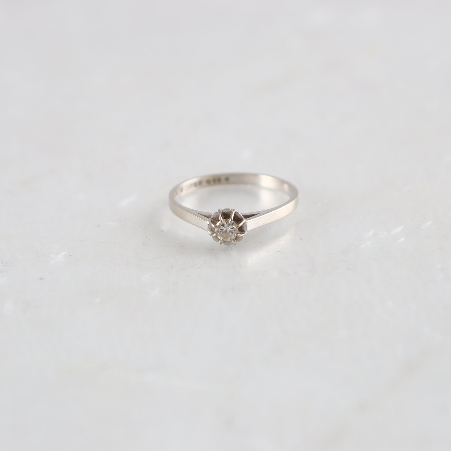 Ring, GFAB; 18K vitguld, med diamant 0,14ct enl gravyr, vikt: 2,0 g.
